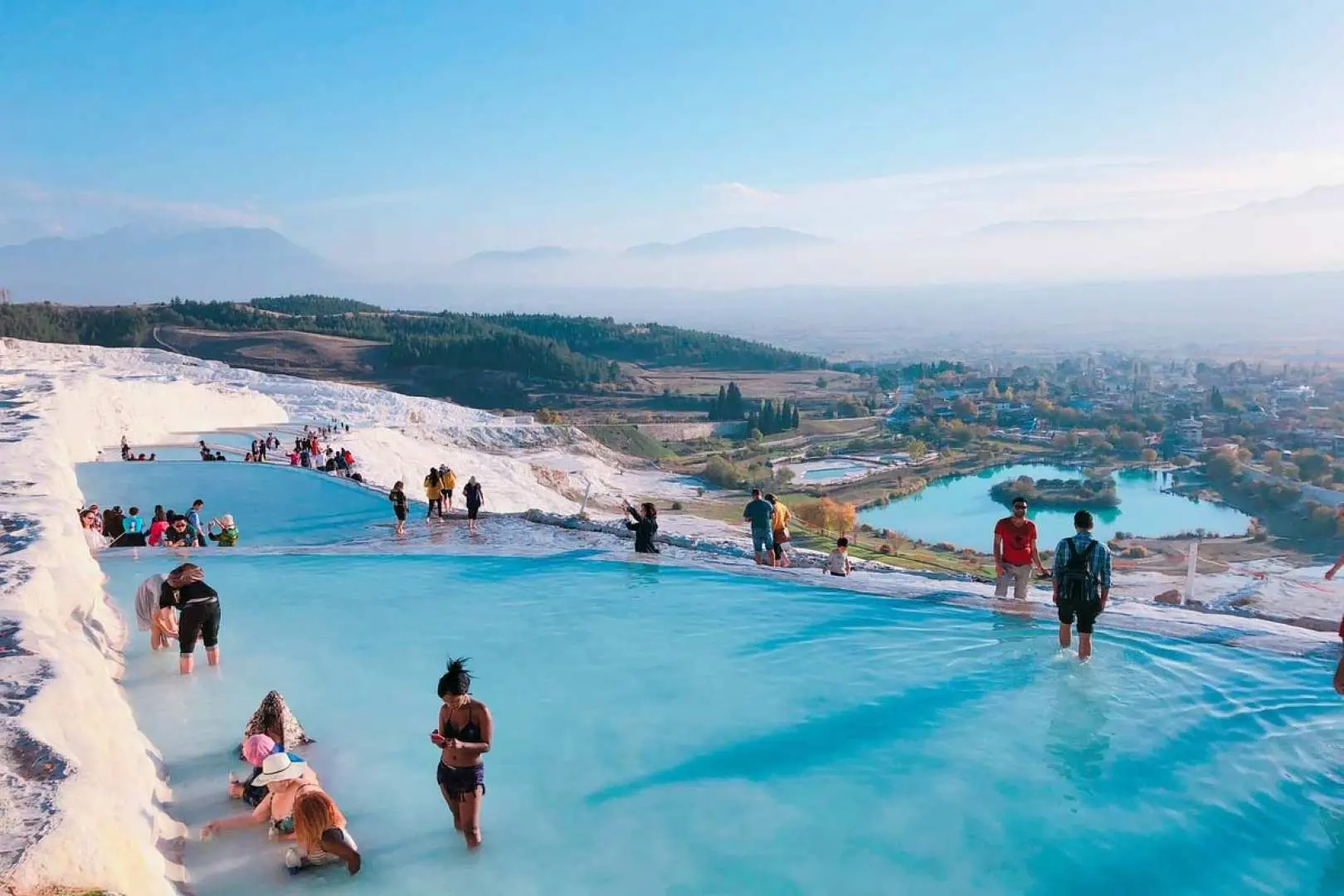 帕穆卡雷棉堡區：素有棉堡Cotton Castle之稱；潔白有如棉花築成的堡壘的奇特自然地形，係由地底下溫泉流過含有鈣質成分的石灰岩層，富含鈣質的溫泉冒出地表後，白色的鈣質沉澱在地表上所形成的，經年累月的堆積，形成粉白色棉花狀的岩崖。遠遠望去灰白一片的山谷，在夕陽餘暉的映照下起了變化。光線從金黃轉為暗紅，斜斜射向棉堡，勾勒出每一絲紋路的細節，景物瞬間從平面變為立體。岩石重新獲得生命，層次分明。