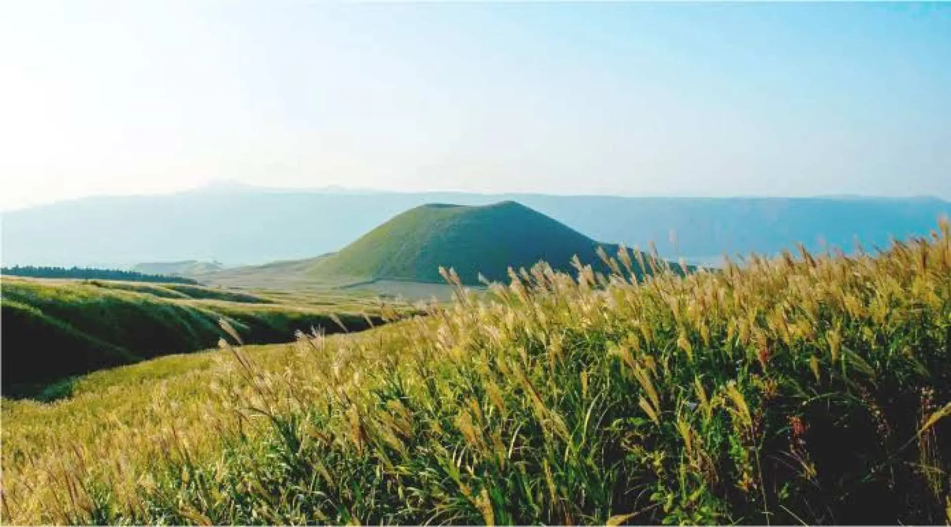 【大觀峰】
高度約在50公尺左右，狀似倒扣著的飯碗，是一座非常美麗的山峰。特別是到了春夏的時候，整座山被一片綠意所渲染，形成了一到美麗的風景。