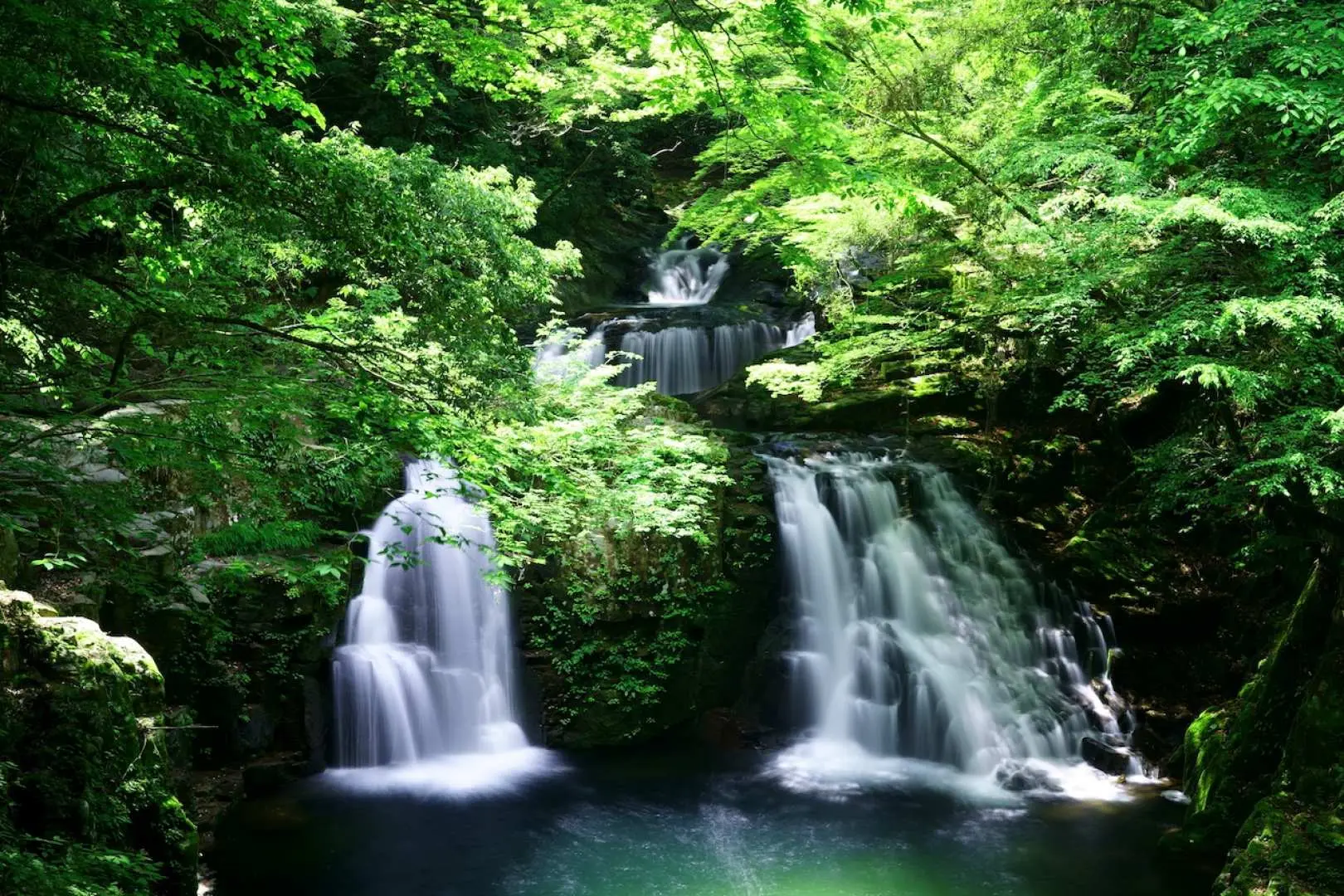 Các thác nước nhiều tầng chảy qua khu rừng xanh tươi của 48 thác Akame, Nabari, Mie, mang đến trải nghiệm đi bộ đường dài tự nhiên đầy sảng khoái.