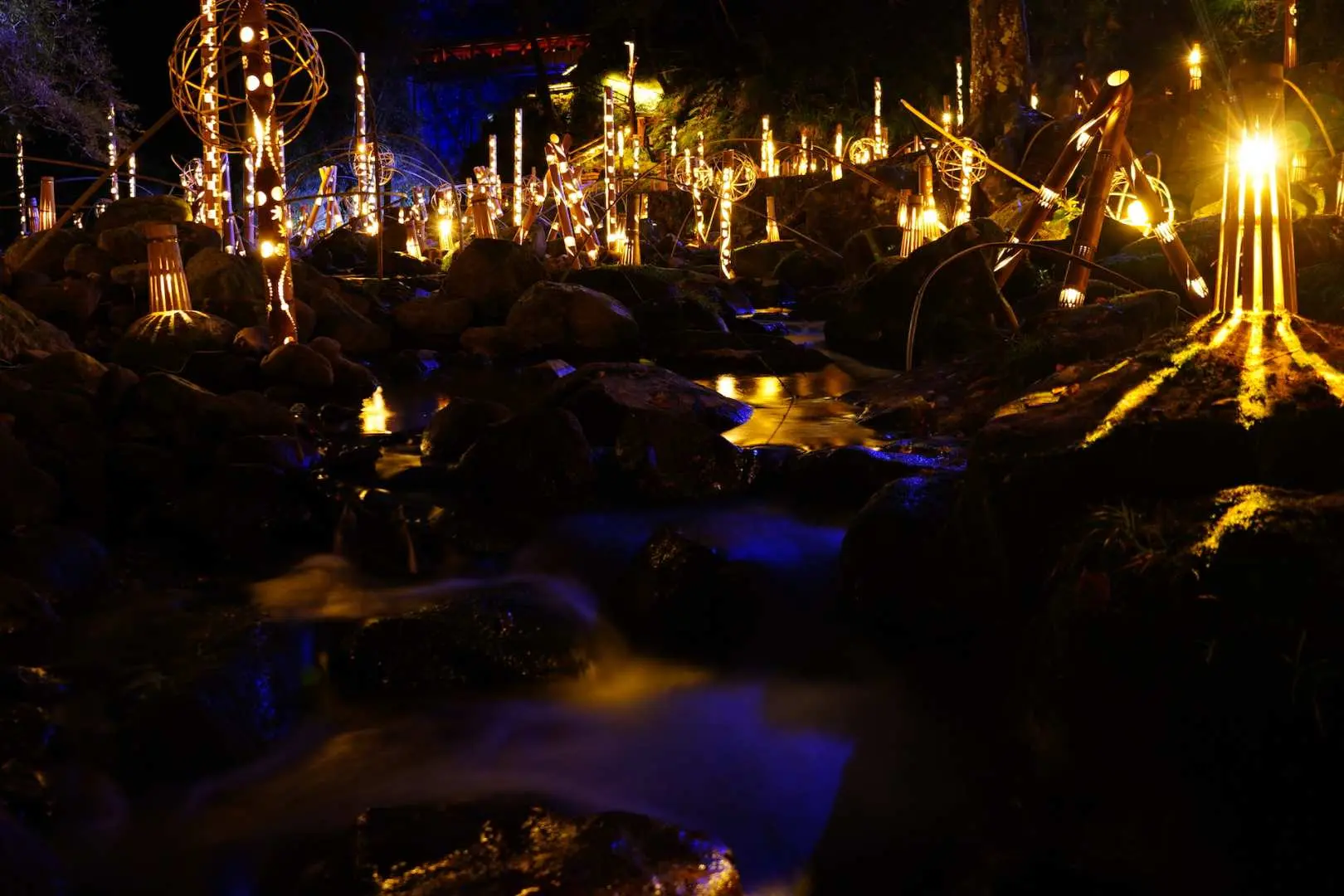 Các tác phẩm nghệ thuật chiếu sáng sáng tạo giống như các hình thái tự nhiên dọc theo một con suối tại Thủy cung Thác Akame, Nabari, Mie, mang đến trải nghiệm đêm độc đáo.