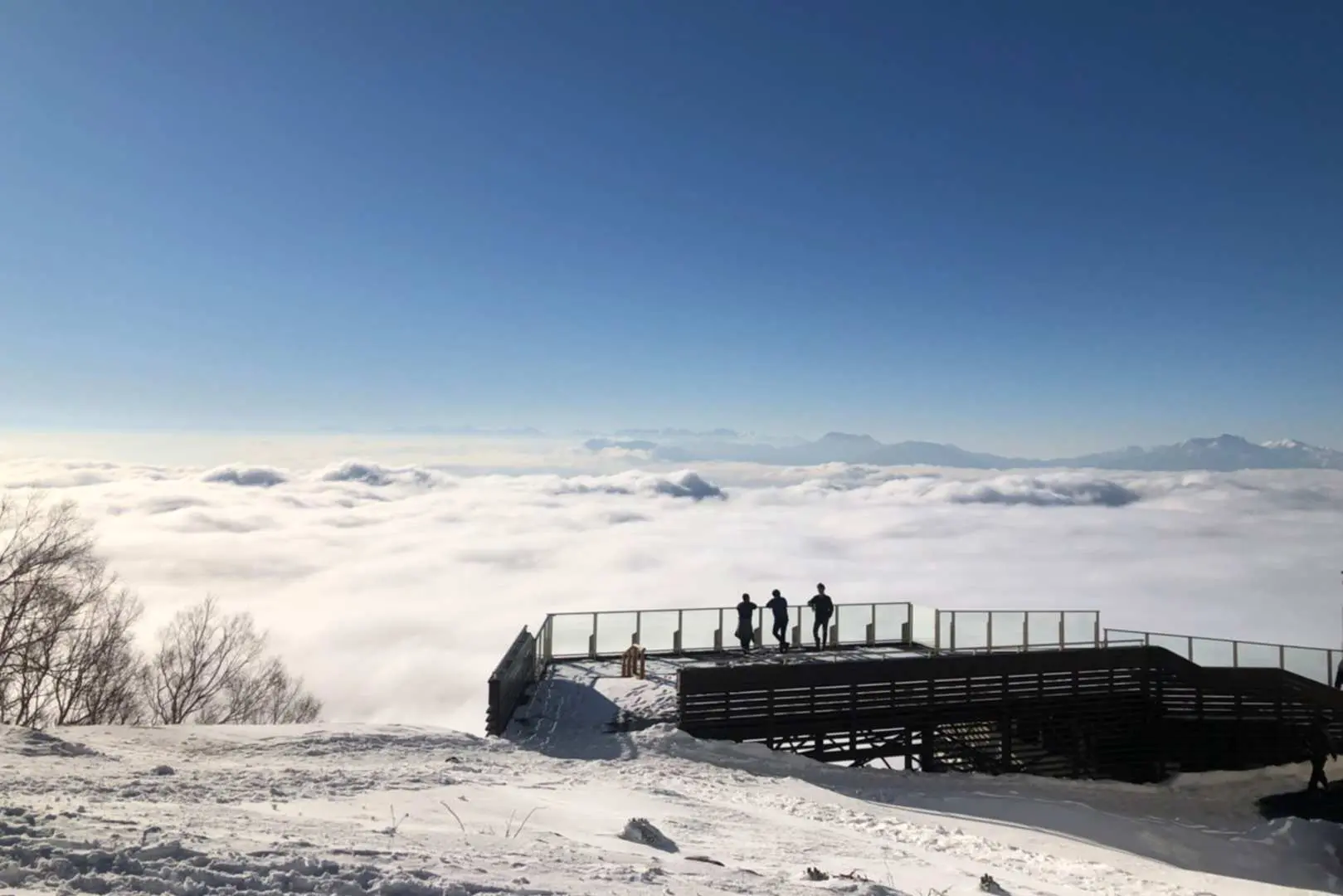竜王スキーパーク展望台からの日の出の雲海。山頂から広がる雲と山々を眺め、まるで仙境にいるかのような視覚的な感動を体験できます。