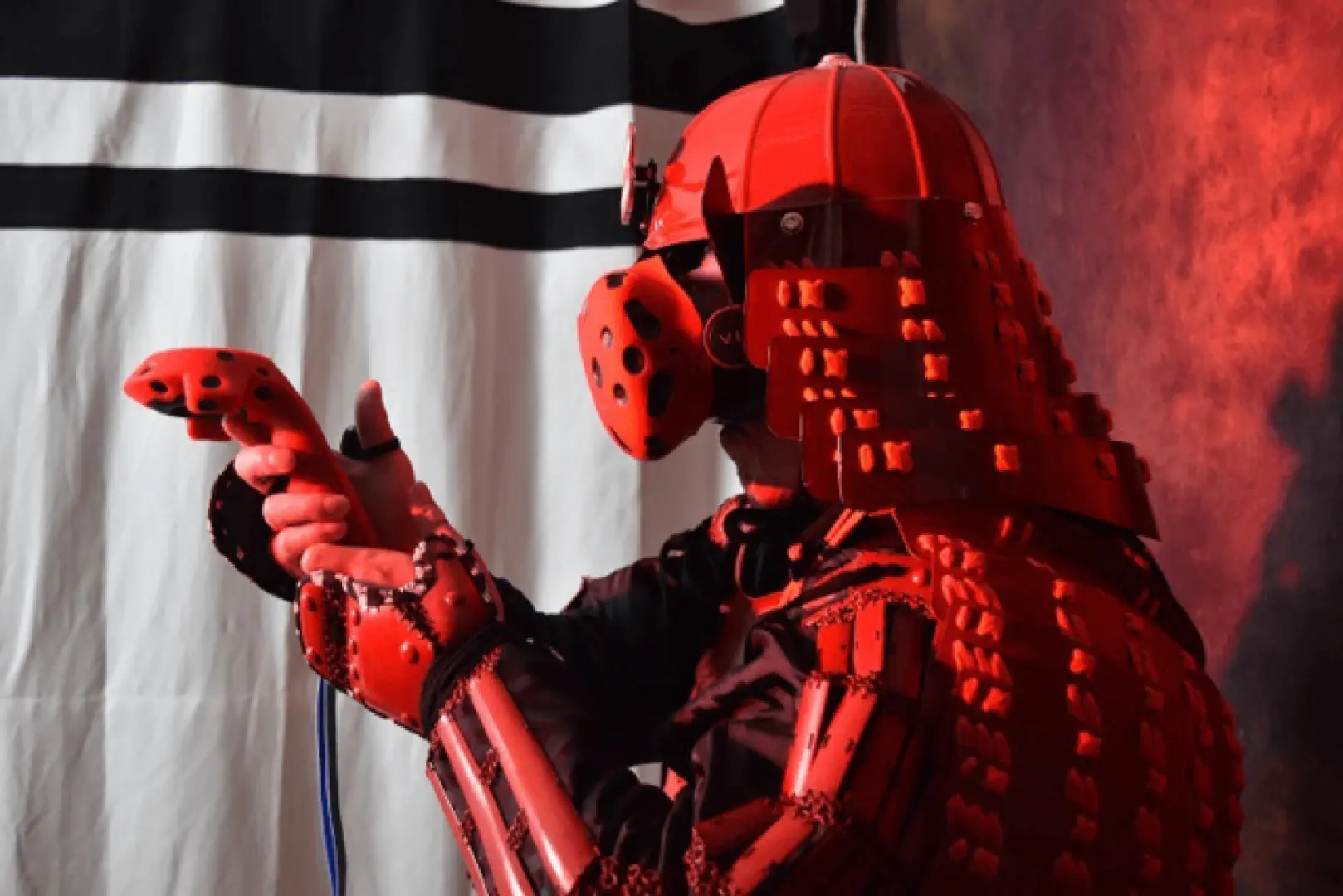 「RED° TOKYO TOWER」で、プレイヤーがユニークな武士VR装備を着用し、日本の武将をテーマにしたVR剣術格闘体験に挑もうとしています。