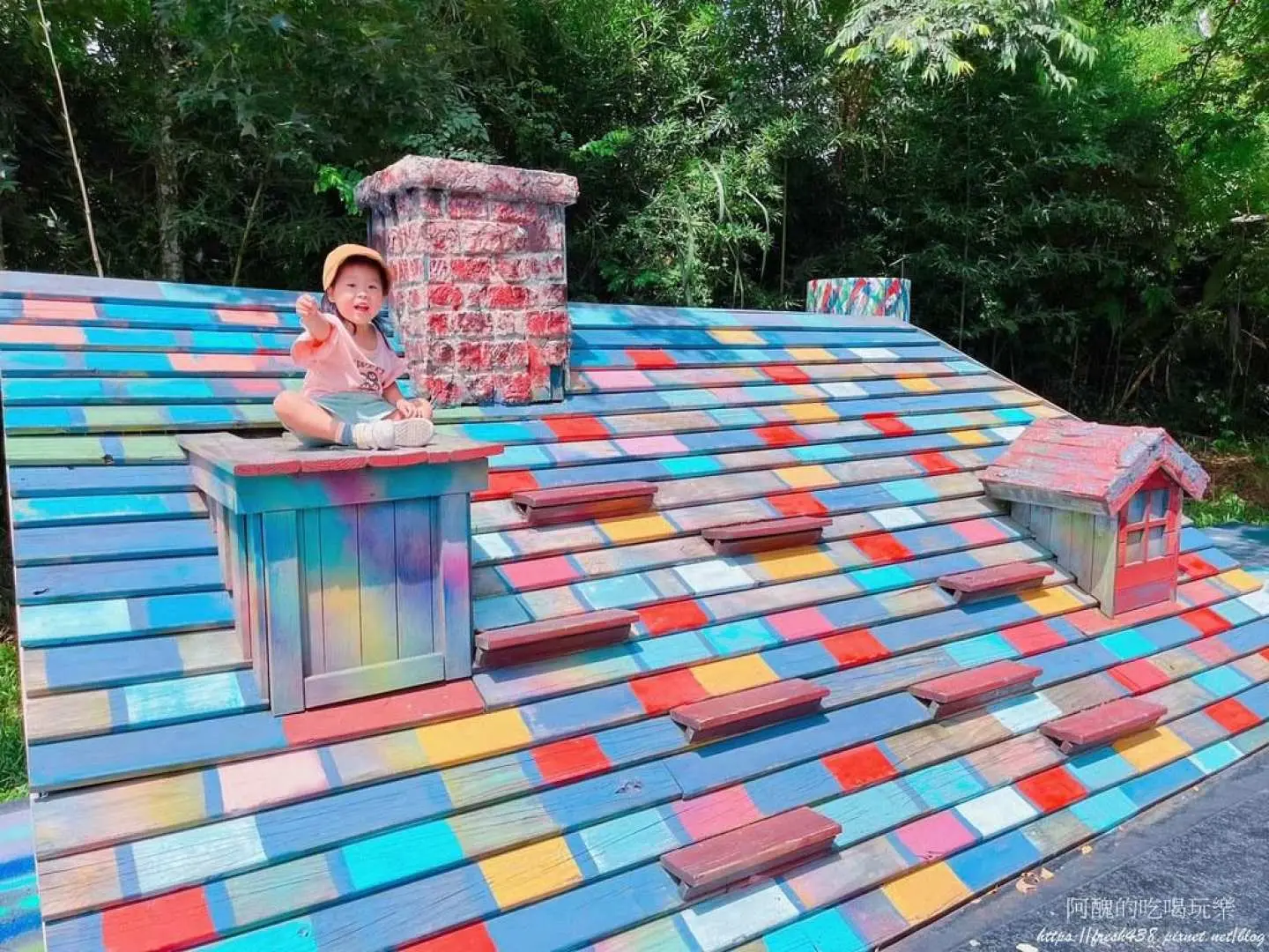 The three-dimensional painted street is like a fairy tale.