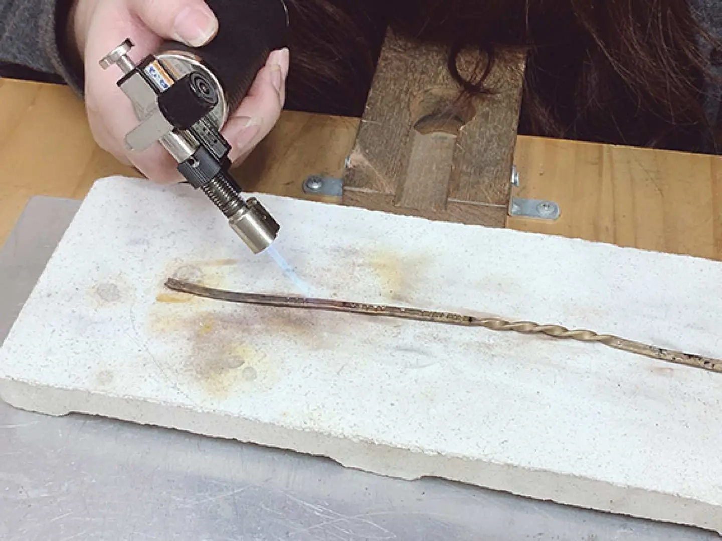 台中金工體驗製作的獨特銅手鐲成品，搭配贈送的專用收納袋與拭銀布，展現金工課程提供的完整服務。