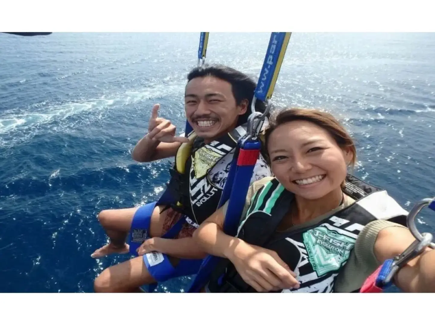 8. A great smile in spite of the superb view! The vivid blue sea typical of Okinawa stretches on forever! It's hard to enjoy a situation where there's nothing to block your view. It feels good to feel the wind on your bare feet!