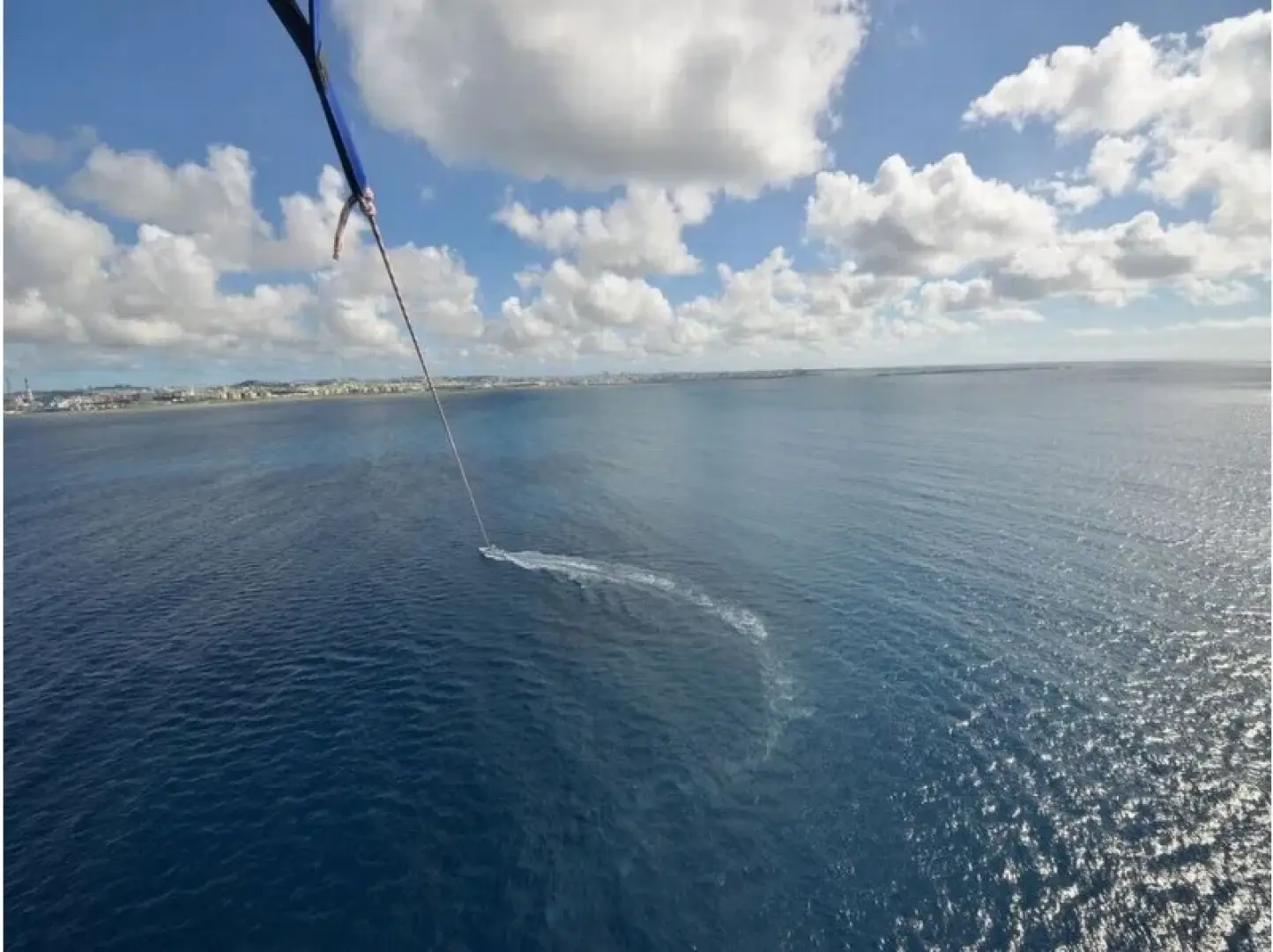 7. refreshing! 360 degree panorama! Sea and sky as far as the eye can see! Turn around to see a colorful parachute! One scene like a poster or postcard will get you excited!