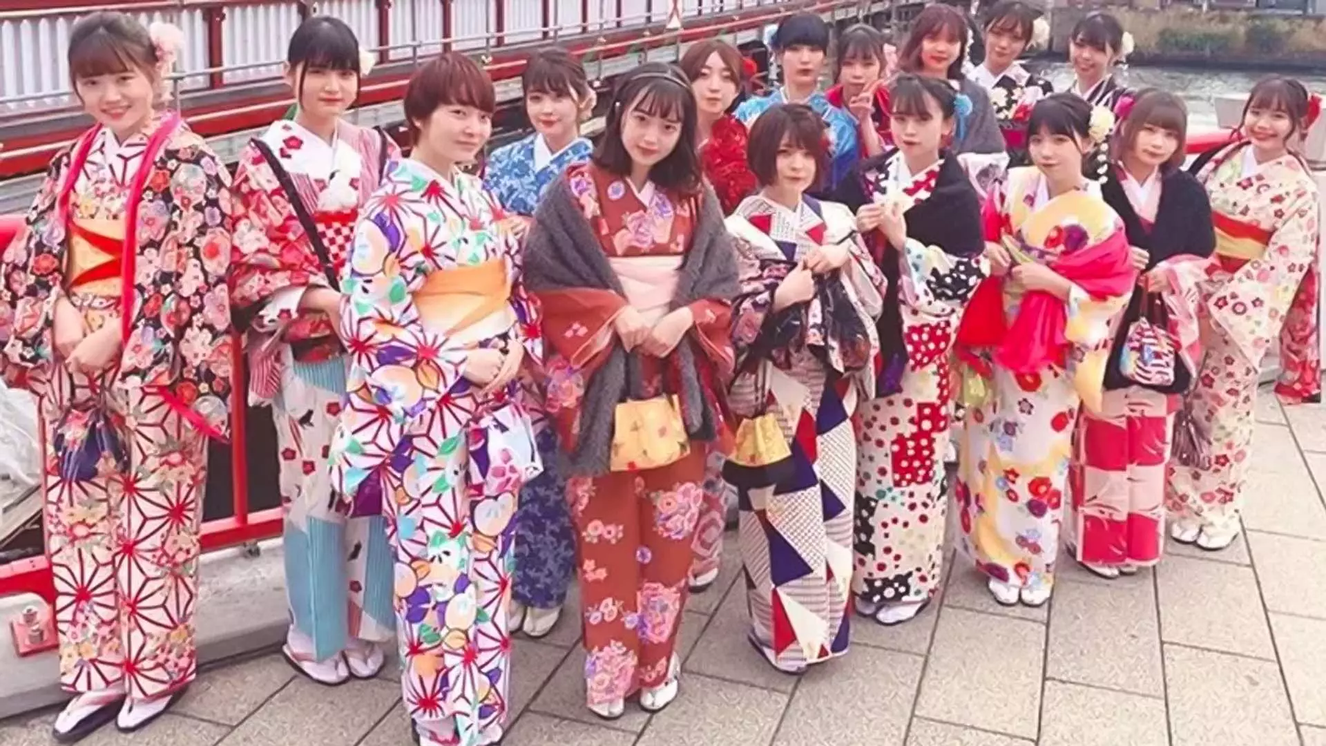 多様な色鮮やかな着物を着た若い女性のグループが浅草の街角で独特の魅力を放ち、友人グループでのレンタル体験に最適。