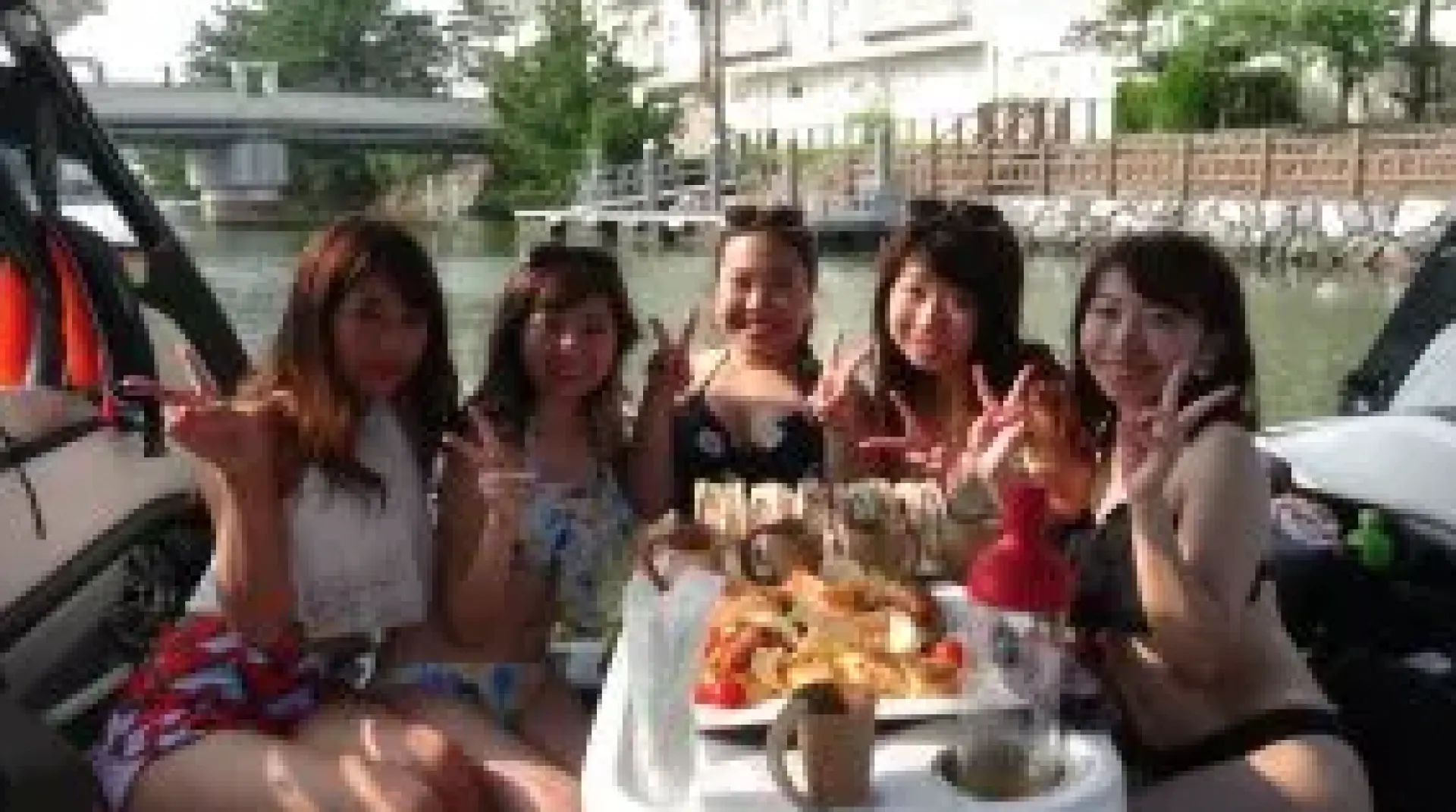 夏期は水着乗船も可能です:みんなでワイワイ楽しむことができます。夏期はビーチでピクニックも可能です。