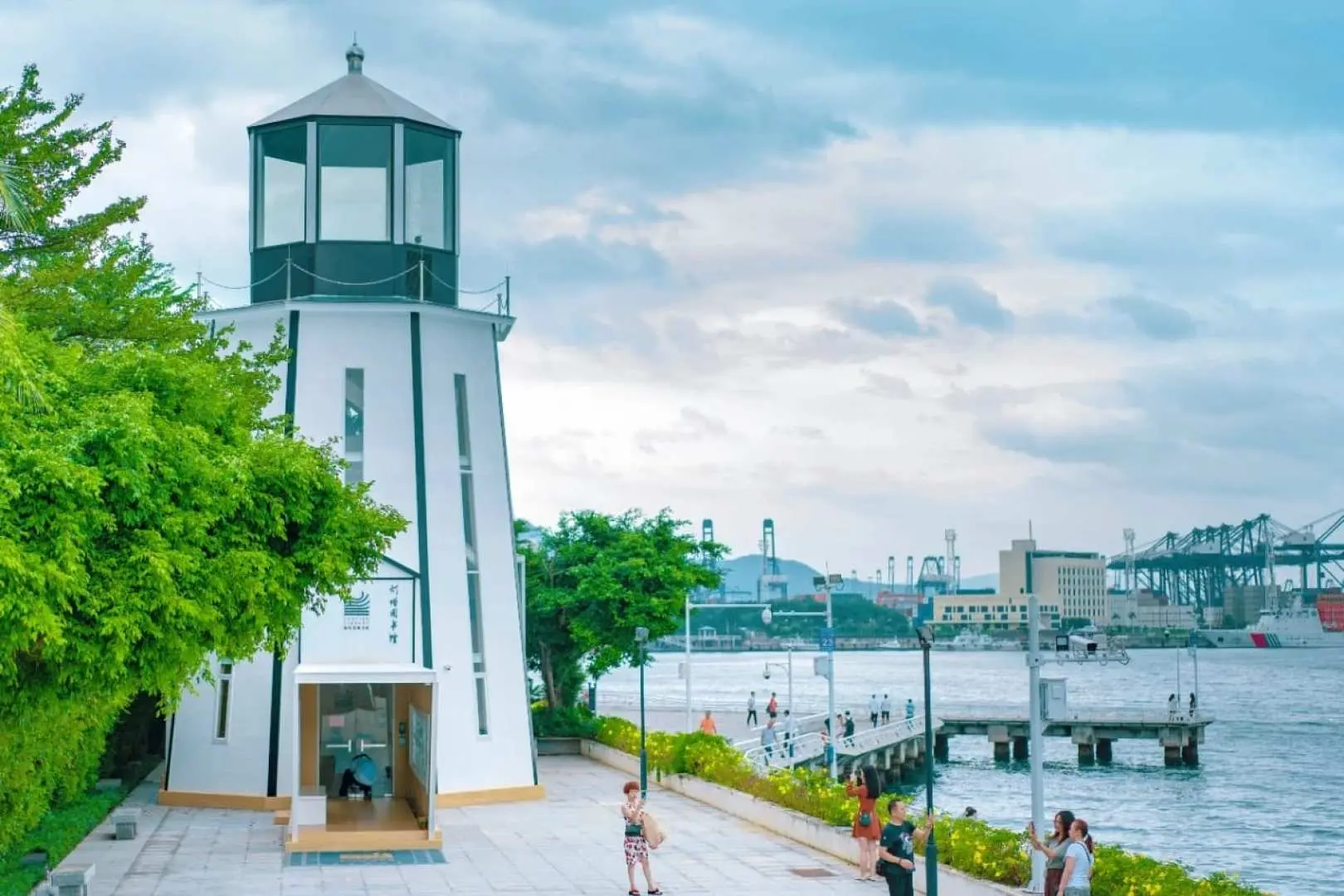 Take photos at the lighthouse in Seaview Park at sunset