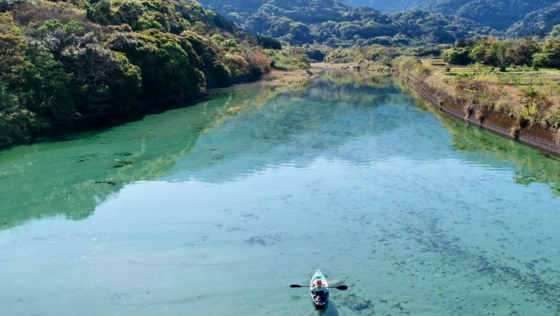 Roughly reserved kayaking in the great outdoors (approximate time required: 120 minutes) There are other tourists on the Awa River in the main area, and the special feeling is halved? ! Nagatagawa is an unexplored spot that is not known even though it is in such a good location. * We will lend you a waterproof bag that you can bring into the kayak.