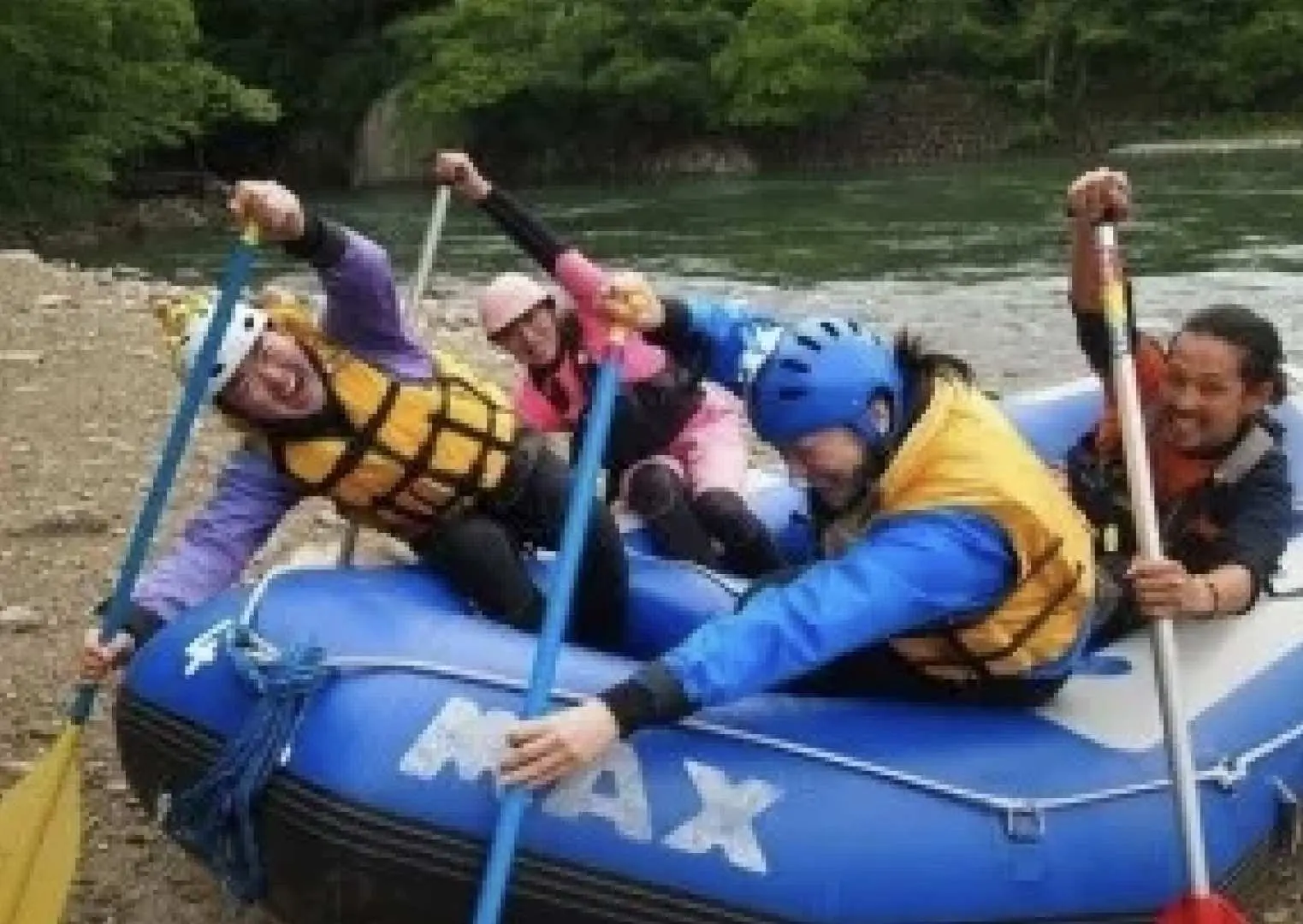 safety talk
Arrived at the rafting starting point!
The guide will carefully check your equipment.
After listening to an explanation on how to enjoy the tour safely, we will be divided into teams and practice how to paddle for each boat!