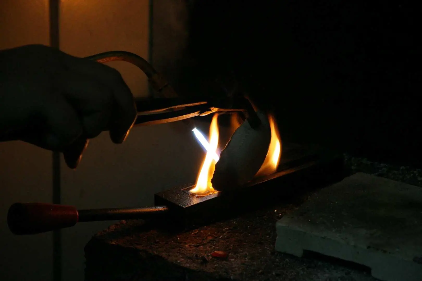 (1) 熔银，认识银材金属特性与金属加工工具，黄铜则直接发予适当尺寸