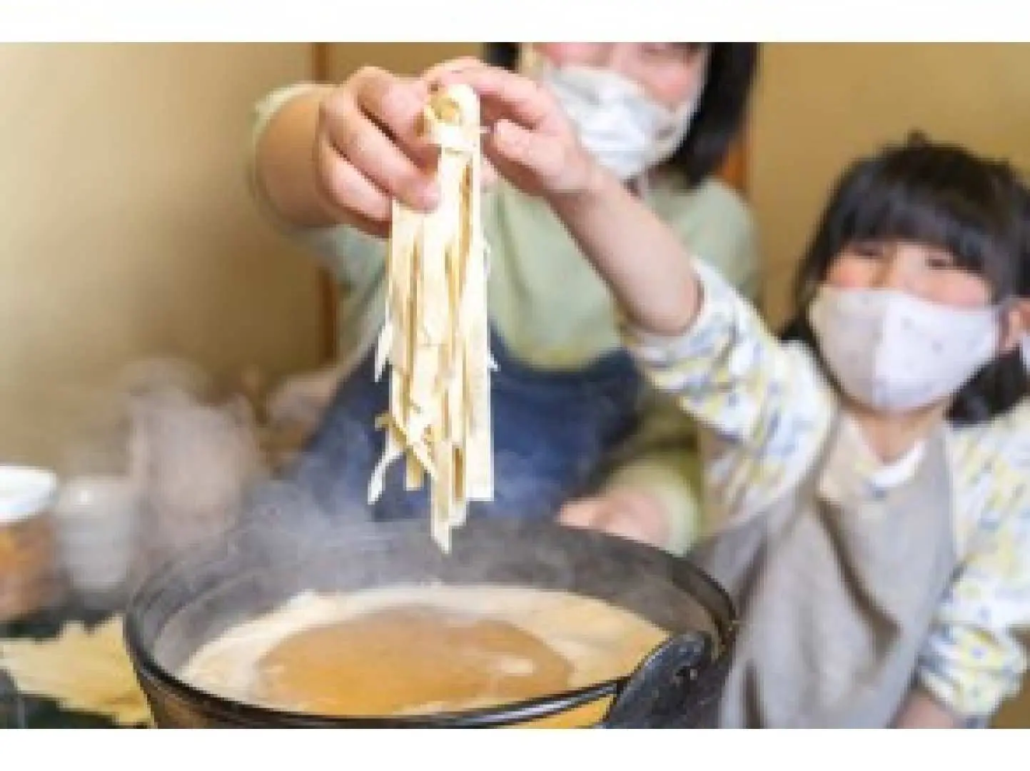 煮餑餑麵（約45分鐘）
煮饕餮時，兩人一組、三人一組或四人一組。當馕湯沸騰時，加入手工麵條。加入麵條後，麵條容易黏在一起，所以要用筷子將其鬆開。