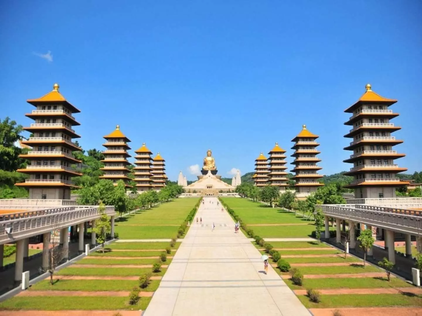 高雄佛光山佛陀紀念館的壯麗大道，兩旁八座寶塔莊嚴肅穆，遠眺大佛，展現佛教建築之美。