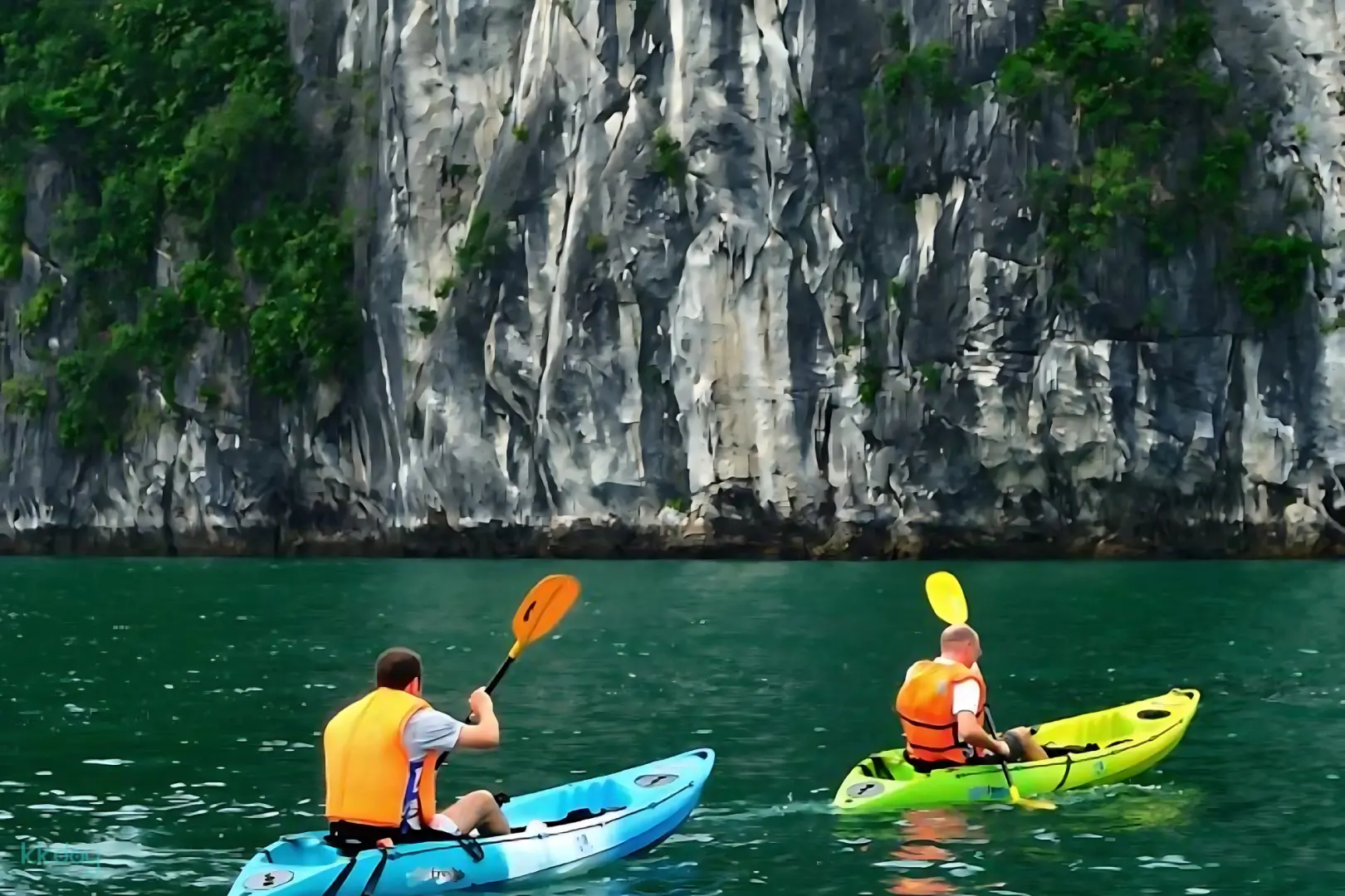 探索下龍灣，參觀 Luon Cave 並參與獨木舟活動，這是一項不容錯過的體育活動