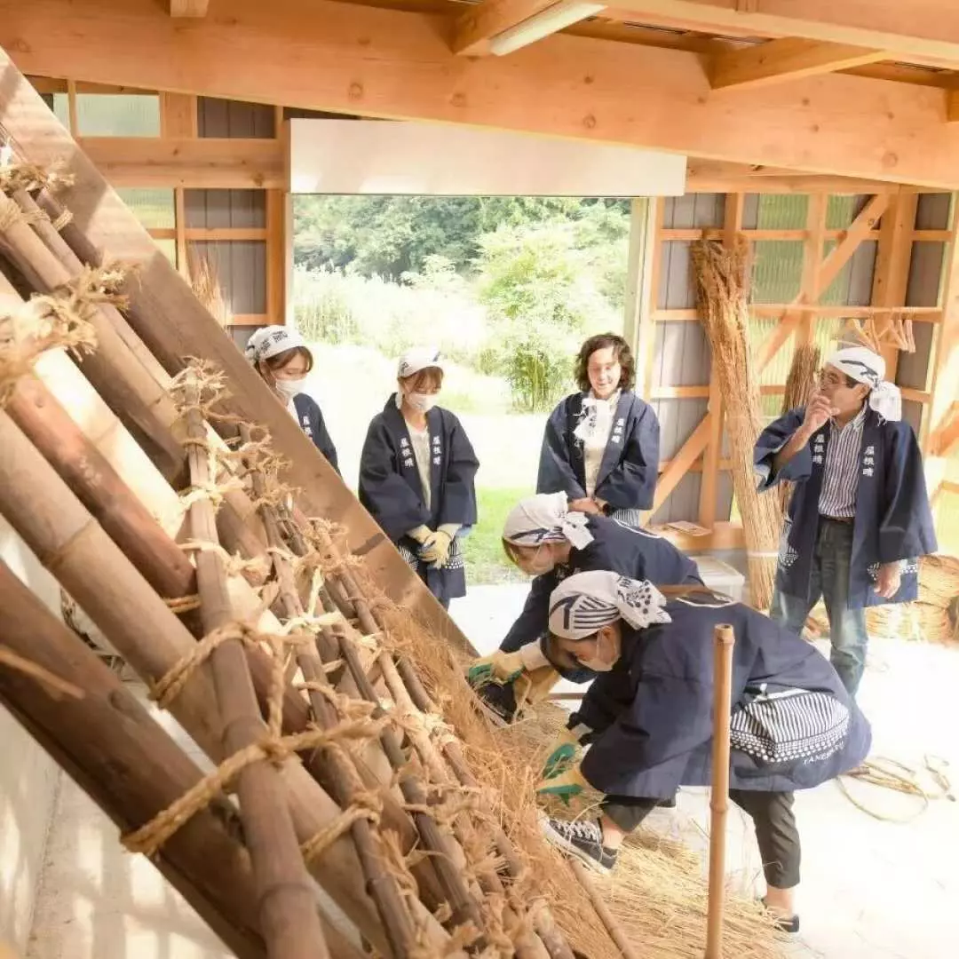 【茅草屋頂體驗開始】

我們將轉向專門建造的試驗屋頂結構，並實際覆蓋屋頂。教練會詳細講解，即使是初次接觸的人也能放心體驗。