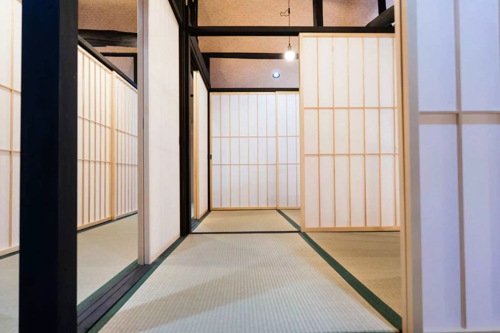 The tranquil Japanese-style fitting area within the Kiyomizu-dera store, featuring tatami mats and shoji screens, offering a private and comfortable space for kimono and yukata changing.
