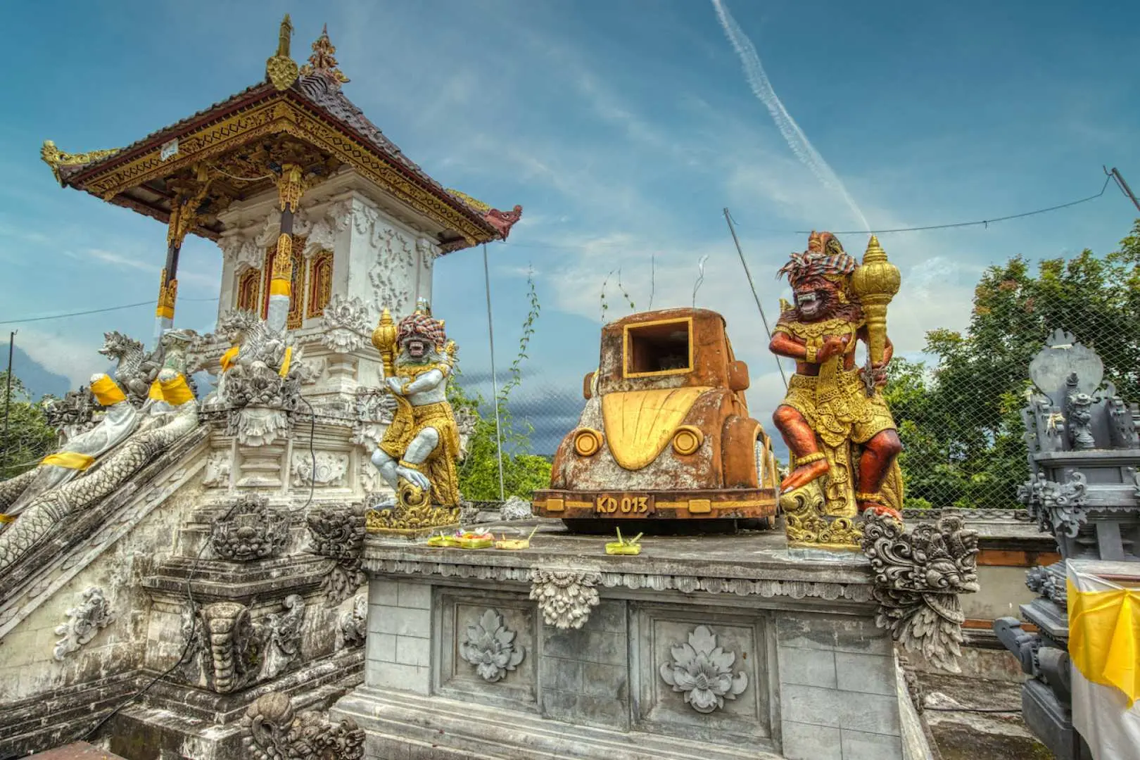 สำรวจวัดรถอันมีเสน่ห์หรือที่รู้จักกันในชื่อปุราปาหลวง เพื่อเจาะลึกจิตวิญญาณและมรดกทางวัฒนธรรมของชาวบาหลีท่ามกลางแมกไม้เขียวขจีและภูมิทัศน์อันน่าทึ่ง