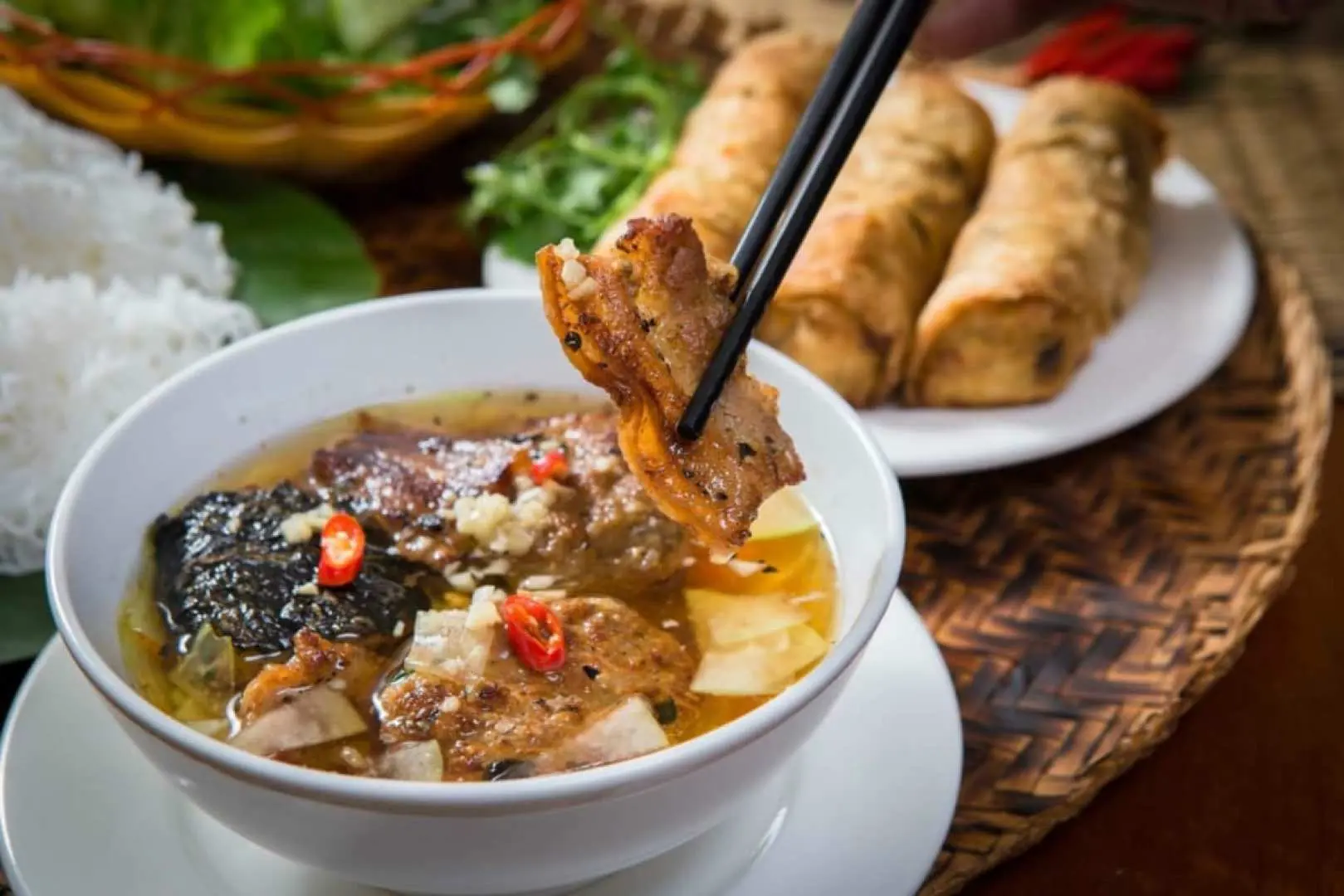 Cận cảnh món Bún Chả Hà Nội thơm ngon, một món ăn địa phương nổi tiếng với thịt heo nướng, bún và nước chấm, trải nghiệm ẩm thực không thể bỏ qua trong tour xe máy.