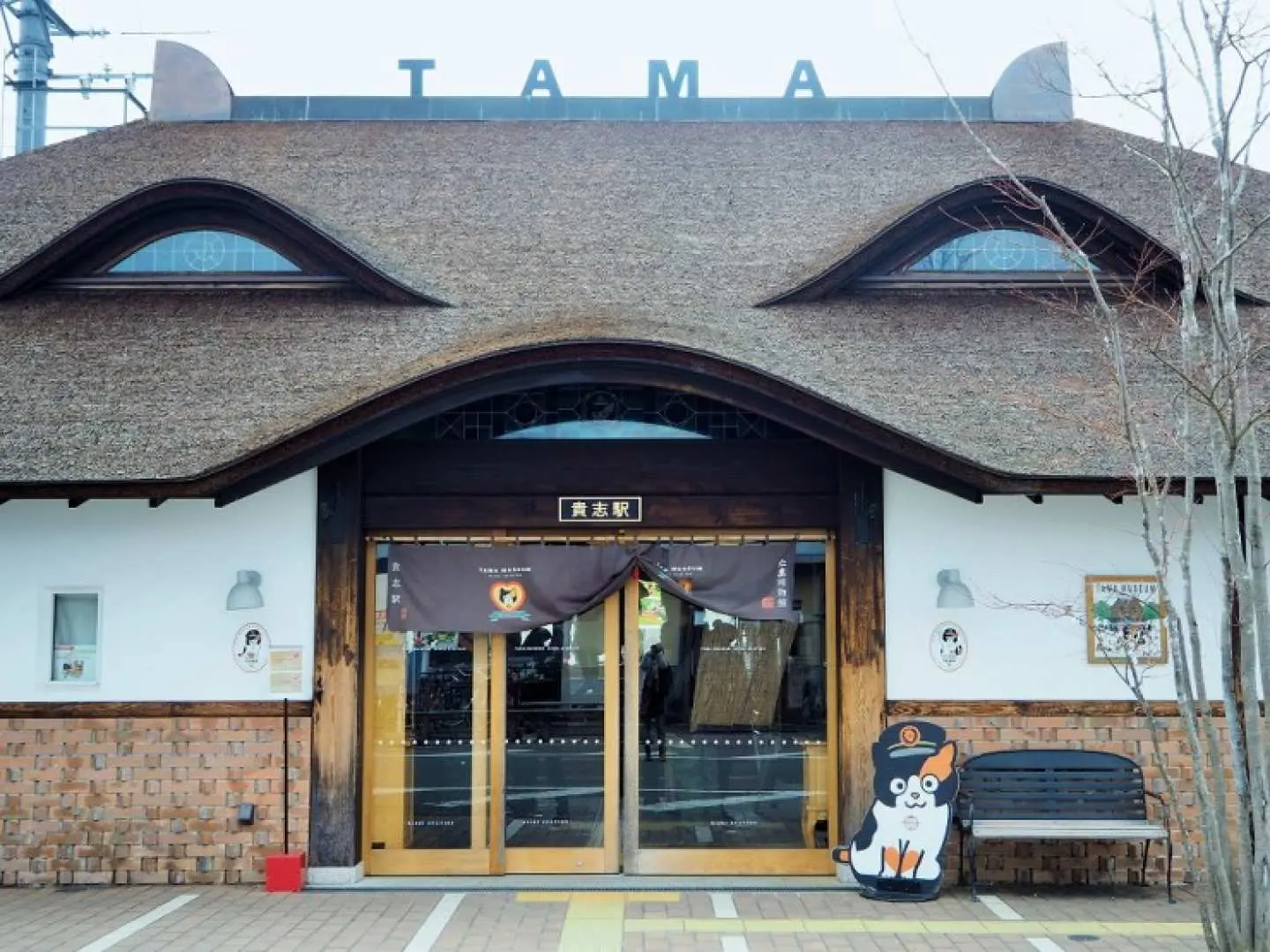 和歌山貴志站的獨特貓咪造型站體，大門上方有「TAMA」字樣，設計成貓臉的屋頂和窗戶非常吸睛，是探訪貓站長的必經之地。