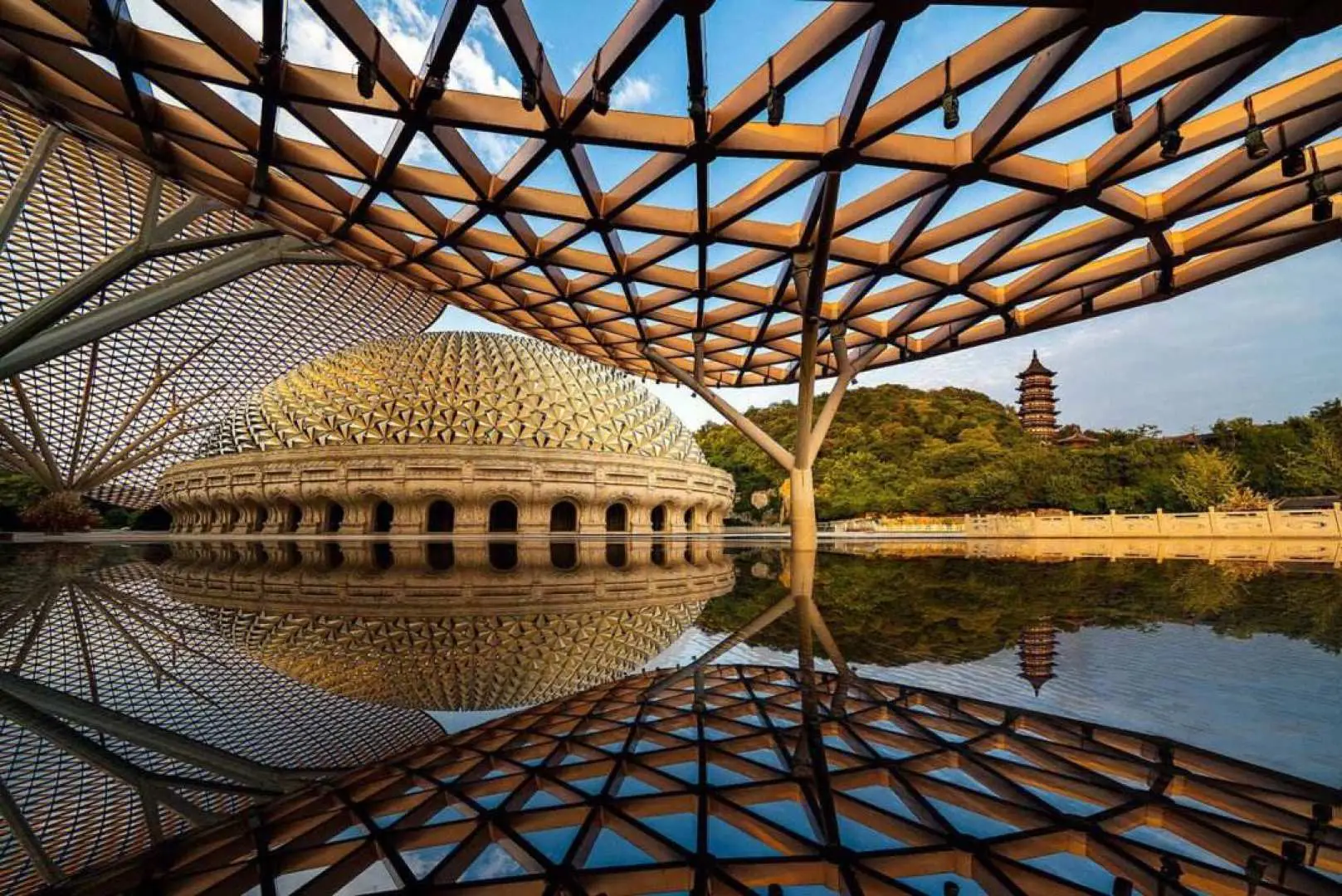 Nanjing Museum: It is one of the three major museums in China, on par with the Palace Museum and the Shanghai Museum, and is also ranked first among the top ten tourist attractions in Nanjing.