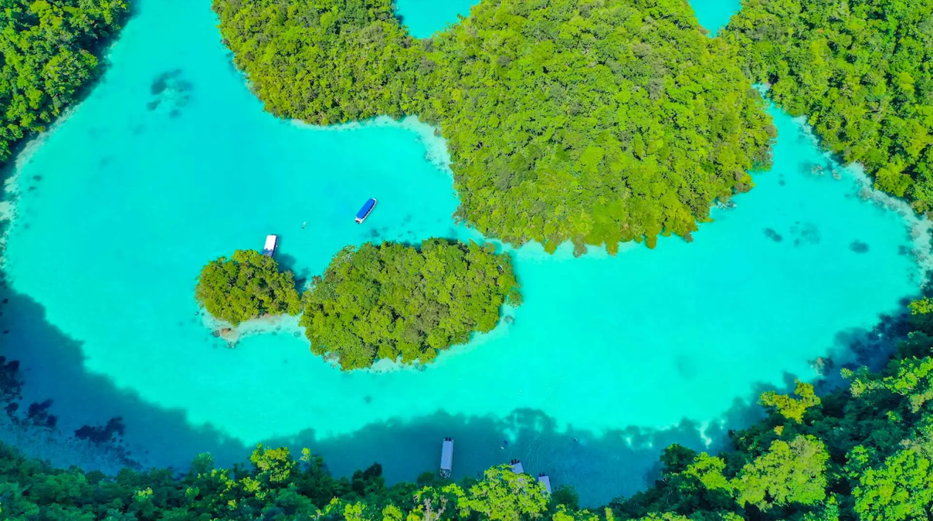 【牛奶湖】牛奶湖其實不是淡水湖，只是一個眾小島之間的小小海域。在古代，這裡是火山活動頻繁的區域，火山噴發後的火山灰沈積湖底，經年累月，形成累積厚厚一層的火山泥。由於帛琉其他海域的海水都是百分百的透明，而這裡被稱為牛奶湖的原因，是因為湖底沈澱火山泥，水色帶點乳白色的藍綠，水質有點不透明，加上湖底綿白的火山泥很像牛奶，所以才被稱為牛奶湖。 雖然火山活動已經暫停，但湖底仍滲出海底溫泉，使得牛奶湖的湖水有淡淡的硫磺味，加上美顏的火山泥，含有礦物質，難怪有不少人說在這裡敷泥、浸泡湖水，聽說膚質會變得細緻。