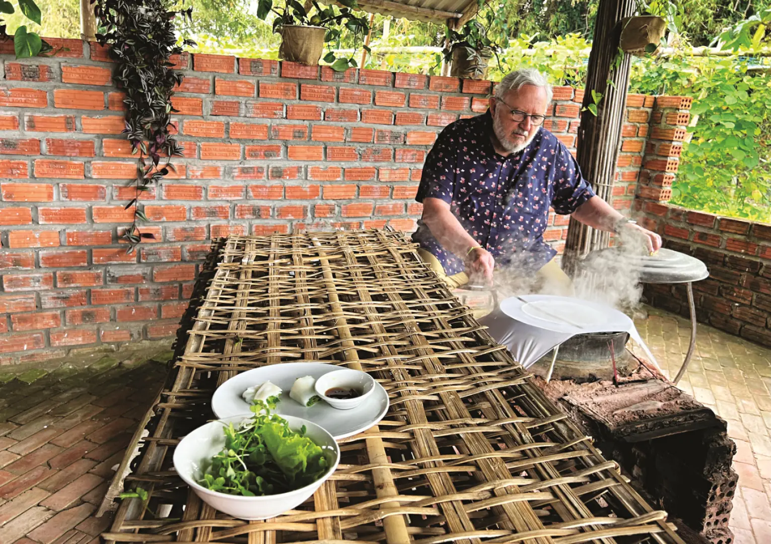 品嚐正宗的越南美食和美味的當地麵條。實踐體驗結束後，享用一頓清淡的午餐，為當天剩下的活動補充能量