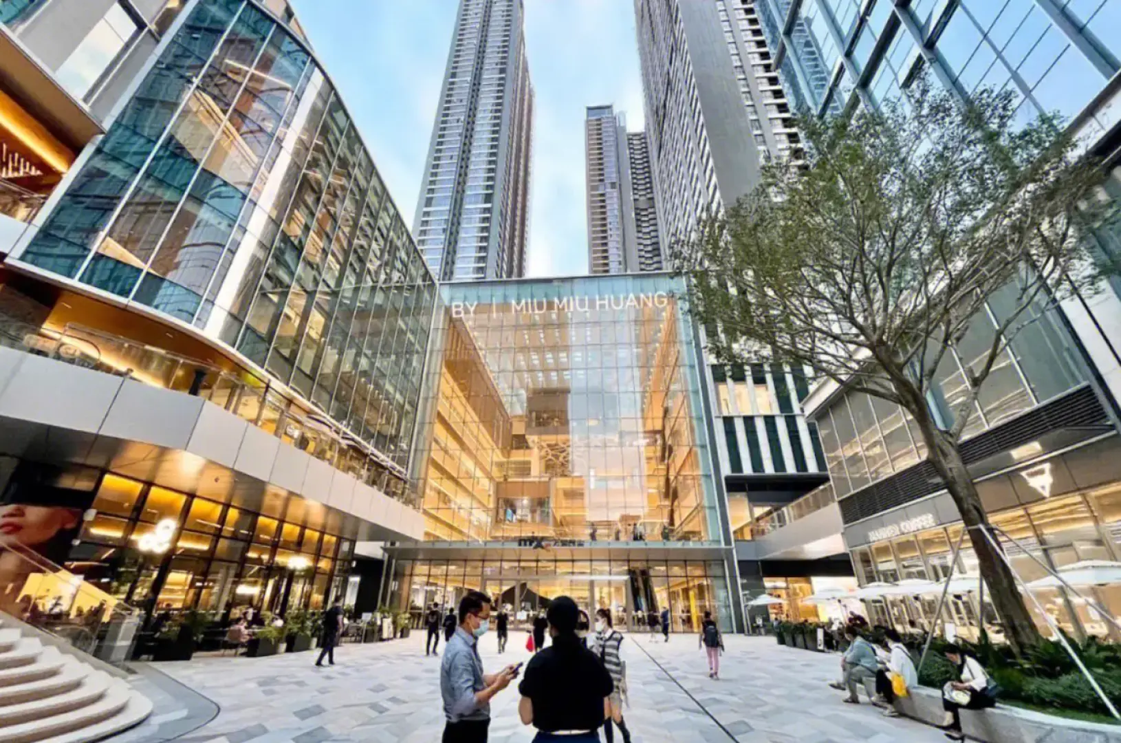 深圳大型商场的现代化外观，高楼大厦林立，展现乐按摩研究所便利且优越的地理位置。