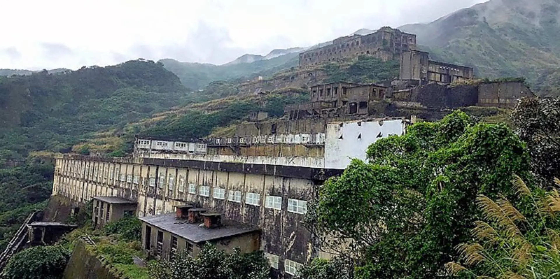 The Thirteenth Floor Site used to be the largest refinery for refining gold, silver and copper in the Jinguashi and Jiufen areas. From a distance, it looks like a beautiful abandoned palace.
