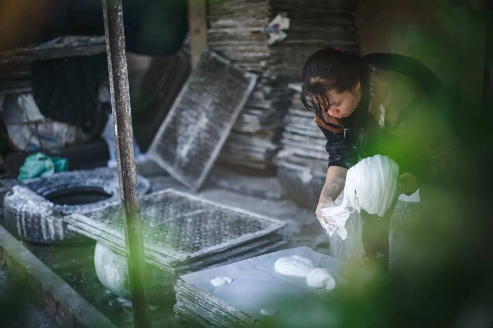 [Lựa chọn 2] Sau khi thăm Vườn Chà Là, quý khách đến khu ẩm thực Làng Bột để tìm hiểu quy trình sản xuất bột gạo truyền thống của người Việt Nam, đồng thời thưởng thức một số món ngon là từ bột gạo của Sa Đéc: bánh bò, bánh chuối, bánh đúc.