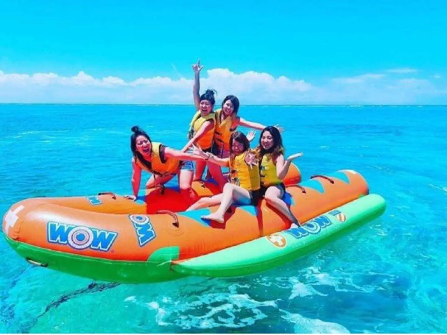 [Banana boat]

If you want to play in the sea in Okinawa, this is the menu! Banana boat is a standard menu for marine sports. The banana boat ride on the blue sea while admiring the spectacular view of Minna Island is something special!