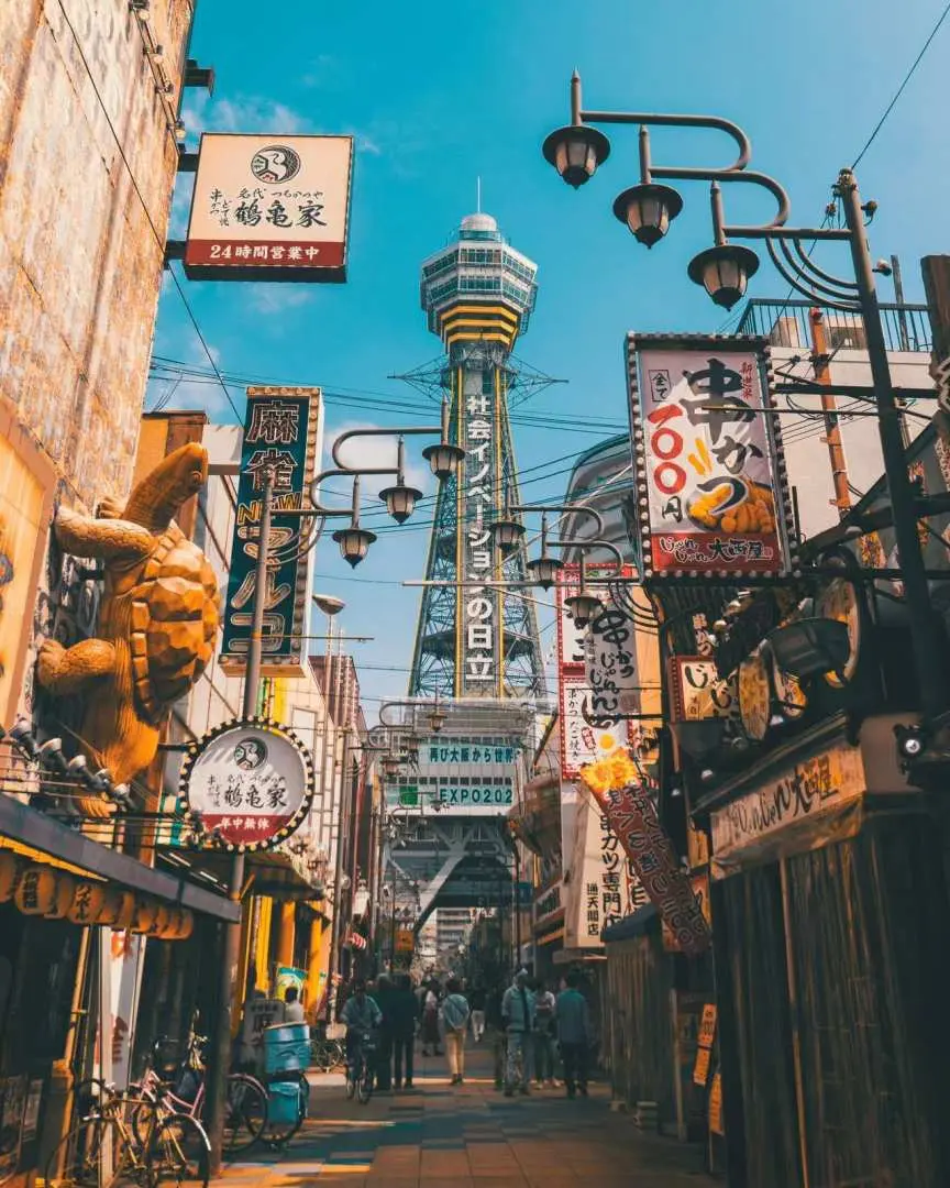 通天阁：
通天阁是参照凯旋门和埃菲尔铁塔修建而成，是大阪的地标性建筑。可搭乘电梯前往顶端的展望台，观赏大阪的城市风光。此外，这里还是柯南剧场版了《世纪未的魔术师》的取景地之一，柯南迷们不要错过。