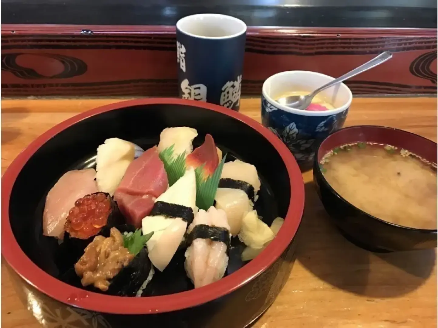 午餐是一日遊的重頭戲。享受只有當地導遊才知道的北海道食材製成的精緻美食。 （團費不包含餐食）