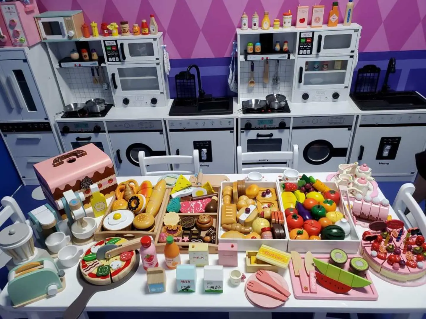 葵興WeMoment Wonderland兒童遊樂場嘅模擬廚房區，設有多套迷你廚具同豐富嘅玩具食物，讓0-6歲小朋友體驗角色扮演嘅樂趣，激發想像力。