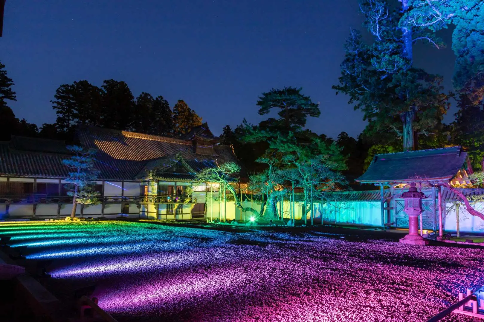 宮城縣國寶瑞巖寺秋季夜間參拜，點亮彩虹光影的寺廟庭園，展現絢麗光雕藝術下的珍貴桃山建築夜景。