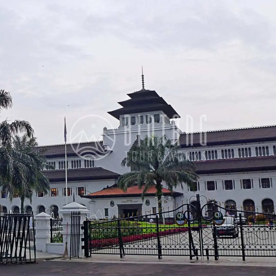 バンドンの壮大なサテビル（Gedung Sate）。独特の段々になった屋根と植民地様式の建築が、西ジャワ州の象徴的なランドマークです。