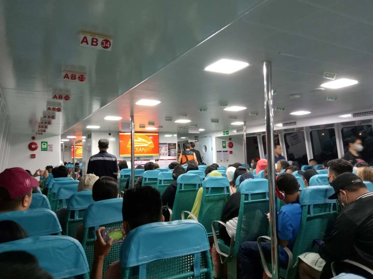 高速渡轮舒适的内部空间，载满了往返宿务和薄荷岛的乘客，包含在便捷的一日游套餐中。