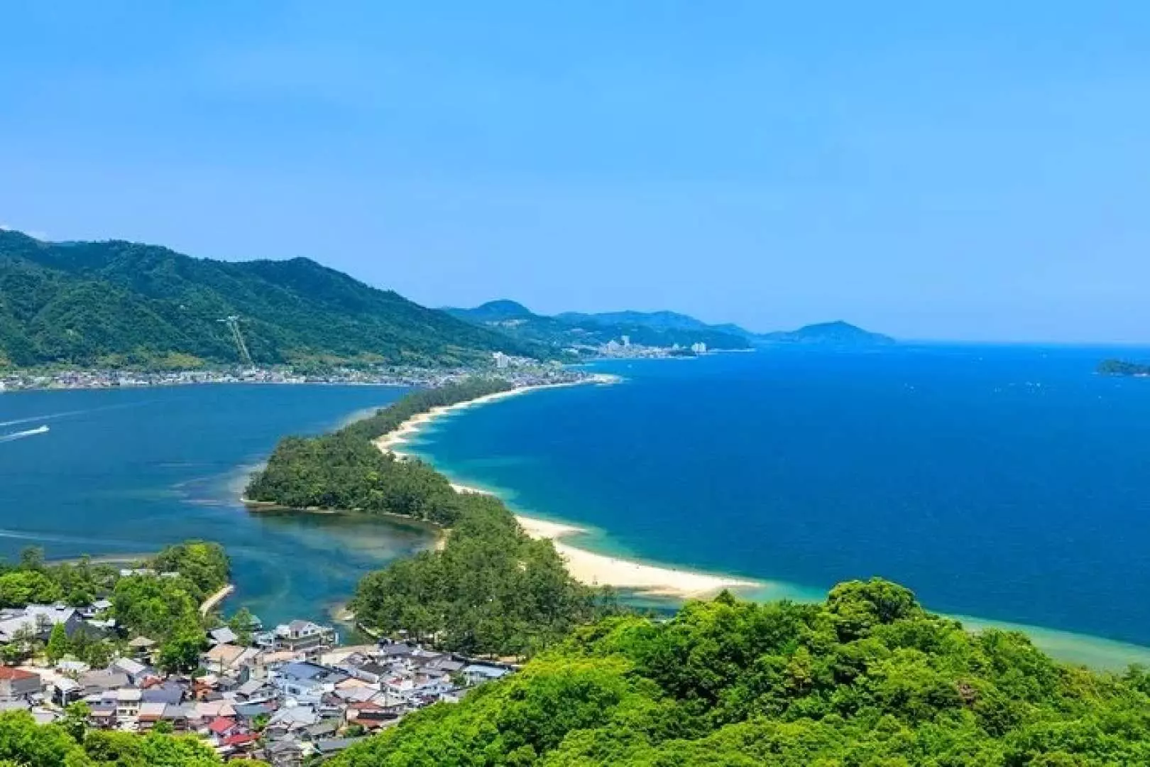 Cầu Thiên Đường Amanohashidate có nghĩa là “Cầu Thiên Đường” vì khi nhìn từ dãy núi hai bên bờ cát, nó trông giống như một lối đi nối liền trời và đất. Bãi cát dài và hẹp, điểm hẹp nhất chỉ rộng 20m, phần lớn bãi cát được bao phủ bởi cây thông.