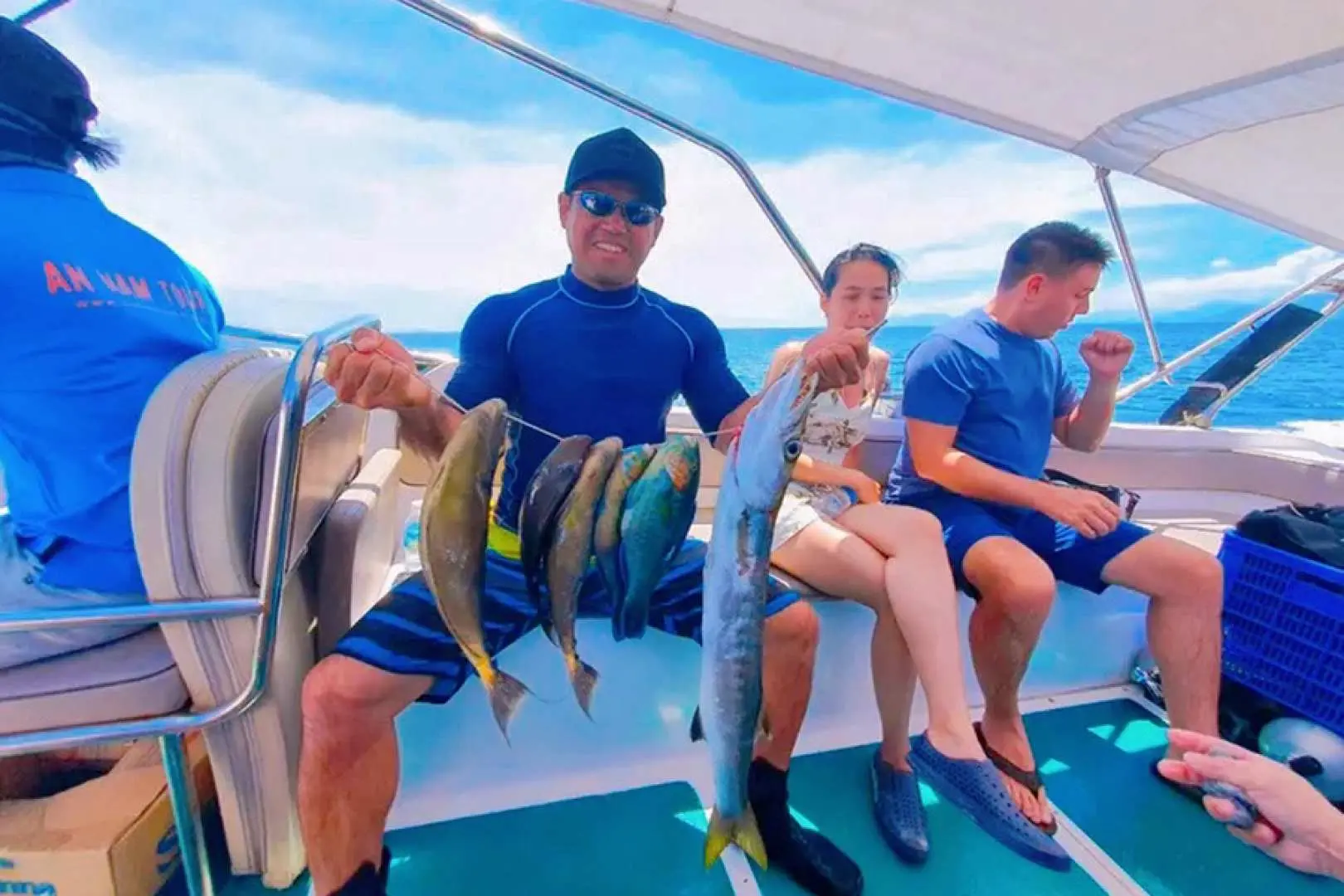 抵達捕魚點。下水浮潛，捕捉一些美味新鮮的魚，這些魚將​​作為你稍後的午餐。