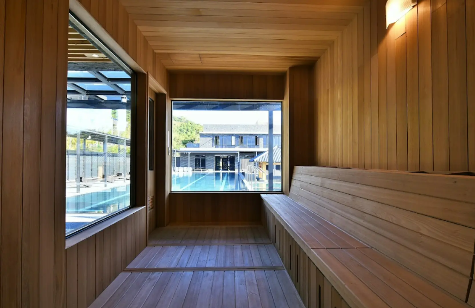 苗栗享沐時光莊園渡假酒店現代化木質桑拿室，透過寬敞窗戶可眺望戶外泳池景觀，提供溫暖舒適的排毒放鬆體驗。