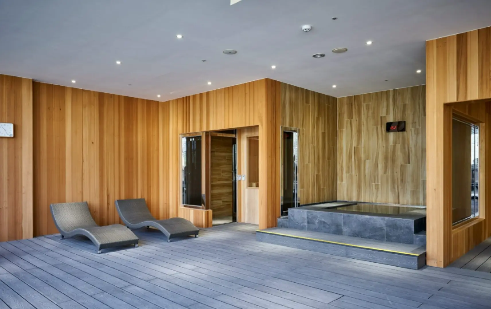 享沐時光莊園渡假酒店室內裸湯風呂一隅，木質裝潢搭配兩張舒適躺椅，營造靜謐放鬆的泡湯空間，享受隱私與溫泉。