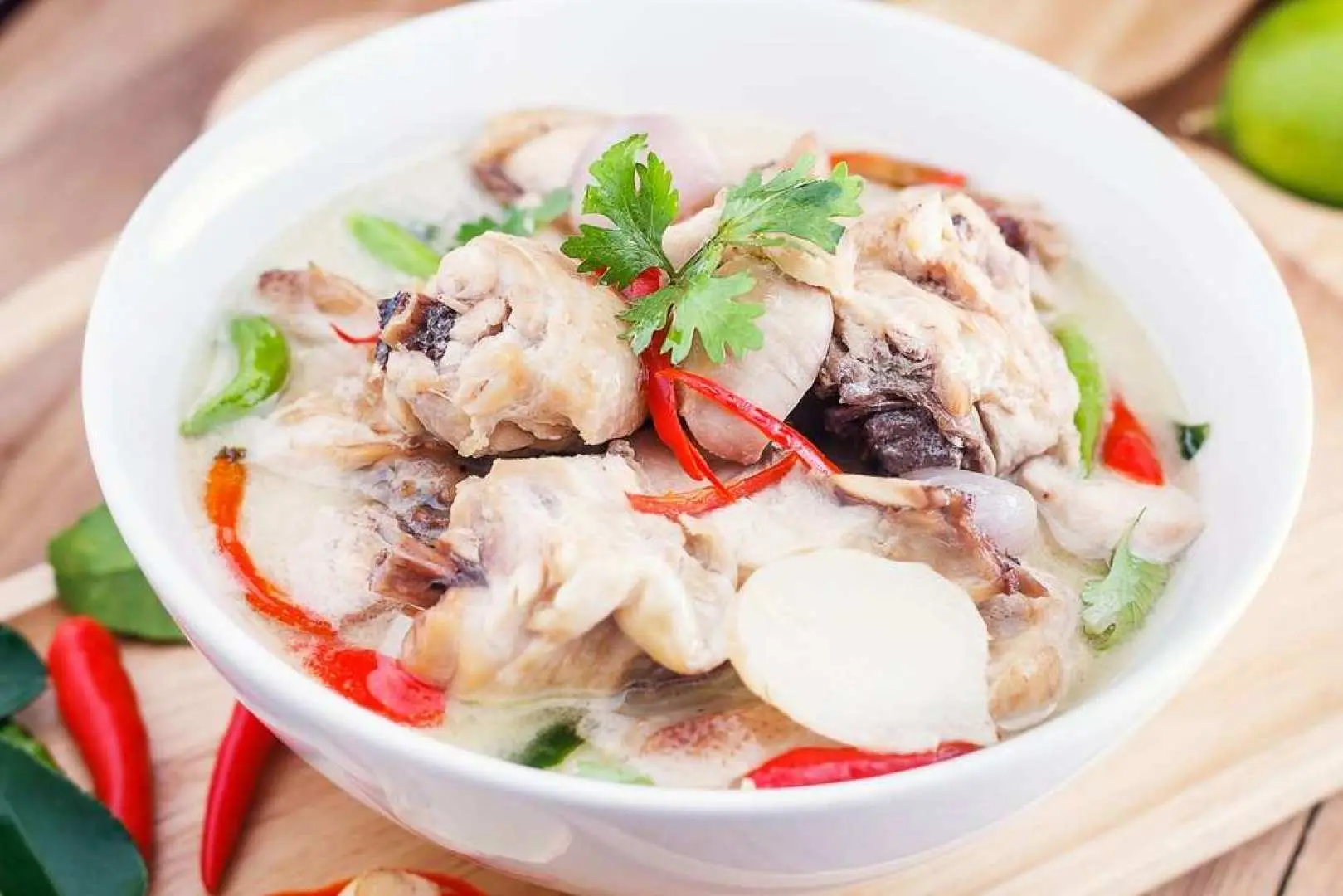 香氣濃郁嘅泰式椰汁雞湯（Tom Kha Gai），經典泰國菜，加入南薑同辣椒，學員喺曼谷Chef Aey泰式料理班可以學識。