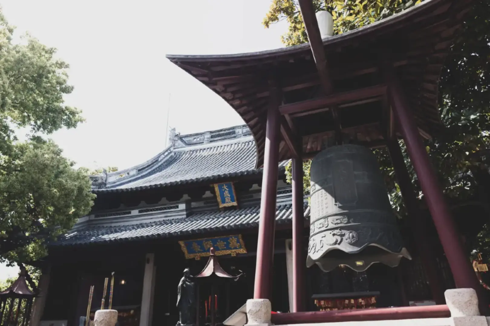 『上海文庙』位于上海市黄浦区，即清代「上海县学文庙」，位于上海老城厢，今黄浦区文庙路215号，是上海城区唯一祭祀孔子的庙宇，2002年被公布为上海市文物保护单位。上海文庙有七百多年的历史，始建于元朝至元三十一年（1294年），此后几经迁移，至清咸丰五年（1855年）重建于今址。文庙建筑群包括文庙、学宫两条南北轴线上的院落以及东部的园林，主要建筑有棂星门、大成门、大成殿、崇圣祠、明伦堂、尊经阁、魁星阁等。
