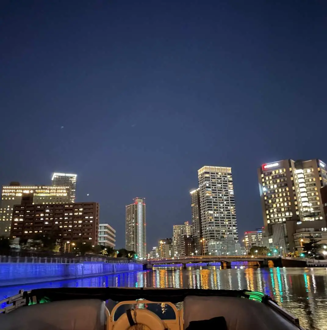Departing from Nakanoshima Rose Port, this sightseeing cruise is packed with highlights, including the illuminations at the main venue, illuminated bridges, and office buildings viewed from the water.