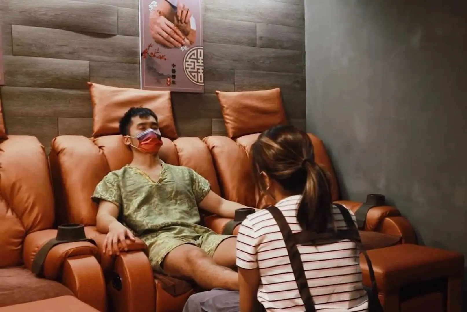 香港尖沙咀He-mu Spa，顧客於舒適躺椅上享受足部按摩，體驗貼心嘅養生按摩服務。
