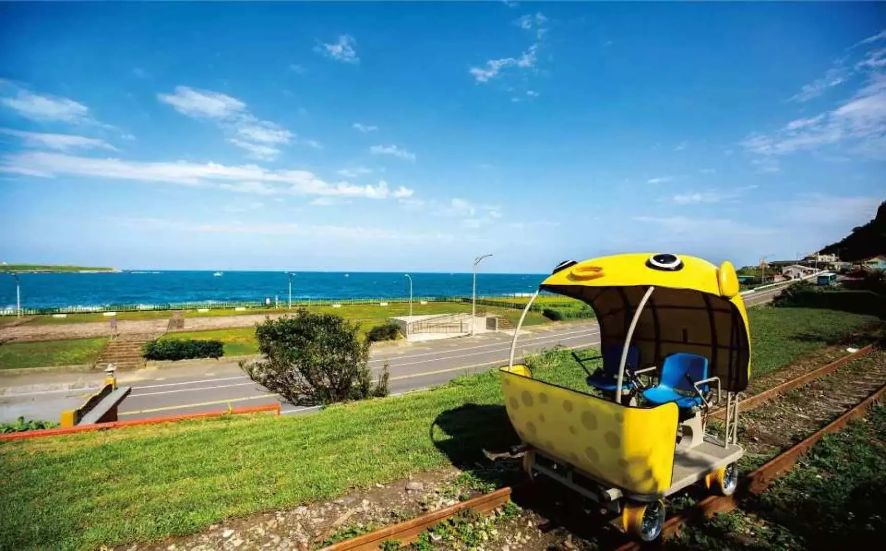 Shen'ao Rail Bike (approx. 60 minutes) (On the day of the event, if travelers cannot experience the Shen'ao Rail Bike due to inclement weather, they will visit i OCEAN instead)