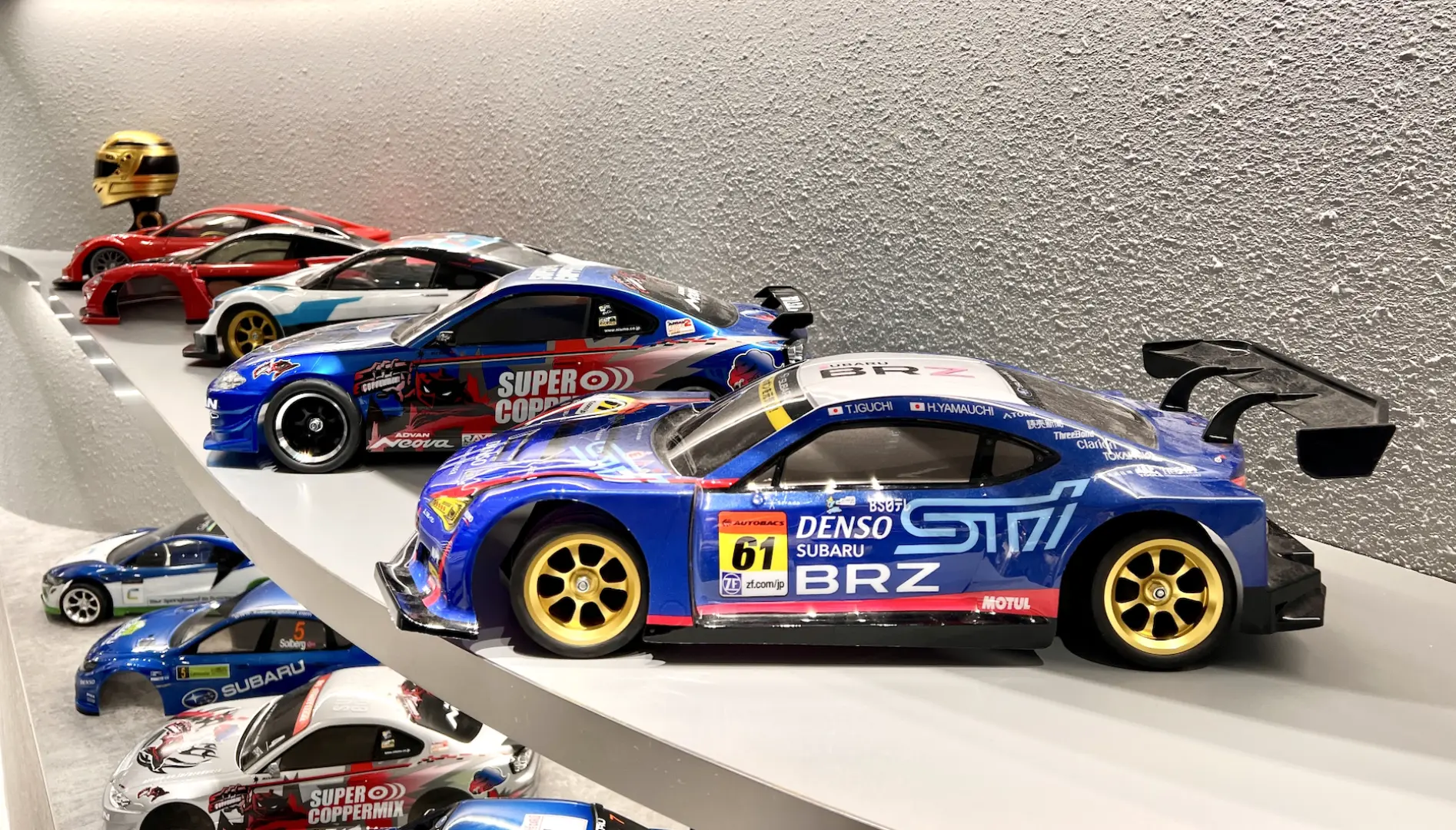 香港Formula Square展示櫃中陳列嘅精緻遙控車模型，種類豐富，體現館內多元嘅賽車選擇，豐富實體結合虛擬嘅賽車樂趣。