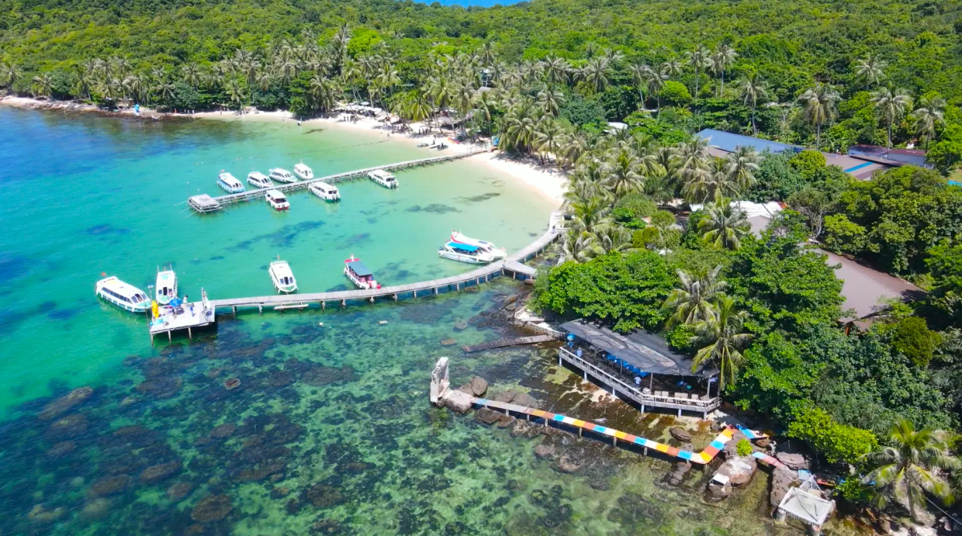 점심 식사 후 메이 루트 트롱 섬(May Rut Trong Island) 해변으로 오세요. 이 열대 낙원에서 자유롭게 사진을 찍어 인스타그램에 올리거나 해변에서 수영하고 휴식을 취해 보세요. 제트스키나 패러세일링과 같은 수상 스포츠 활동을 즐길 수 있는 티켓을 구매할 수도 있습니다(개인 비용)