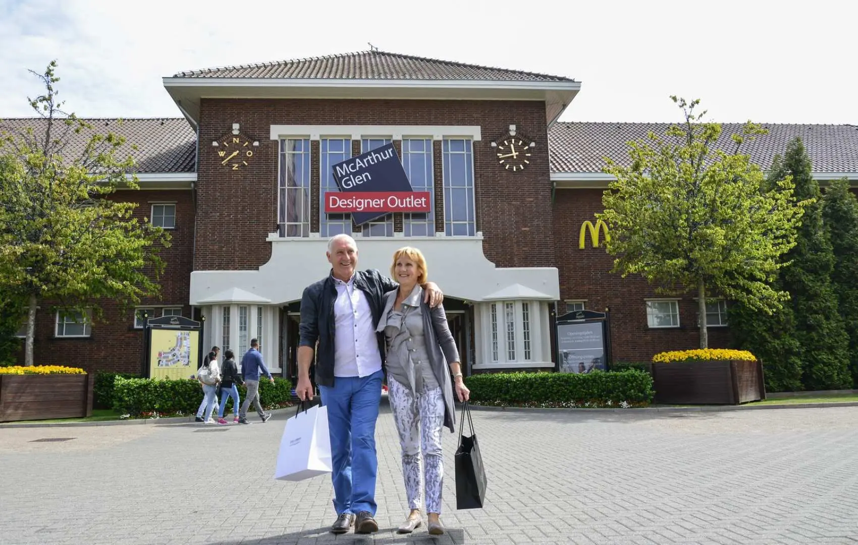Recommended itinerary, private tour time can be adjusted [One-day tour] Guests can be picked up from Amsterdam Airport or hotel to Roermond, and then return to Amsterdam. Please inquire for other cities. 10 hours as an example: 9:30 Depart from Amsterdam hotel or airport 11:30 Arrive at Roermond Outlet Village for shopping 12:00 Lunch in Roermond at your own expense 17:00 Depart for Amsterdam 19:00 Arrive at Amsterdam hotel or restaurant End of tour