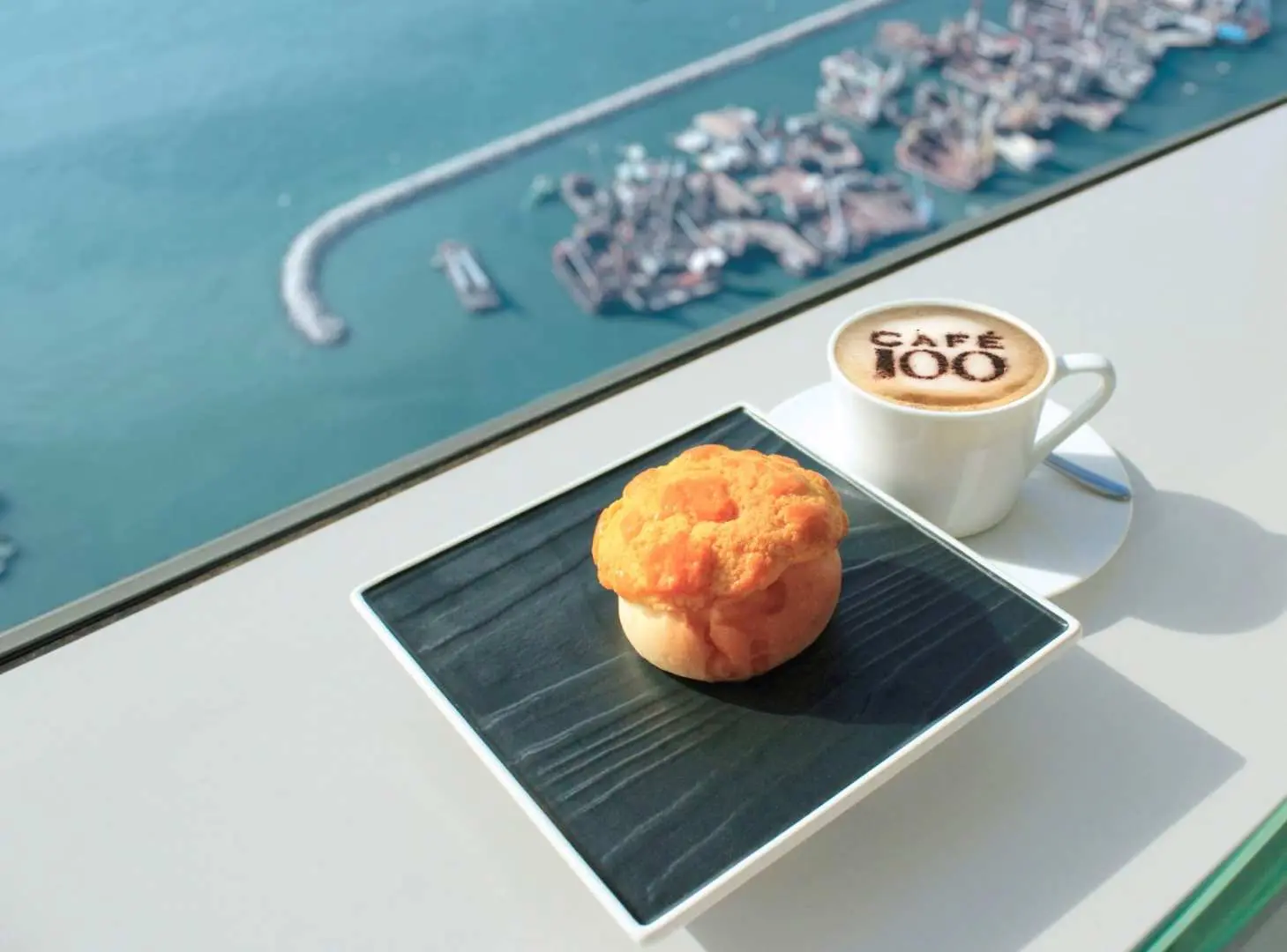 在香港丽思卡尔顿酒店的 Café 100 享用港式下午茶（菠萝包和茶/或咖啡）
